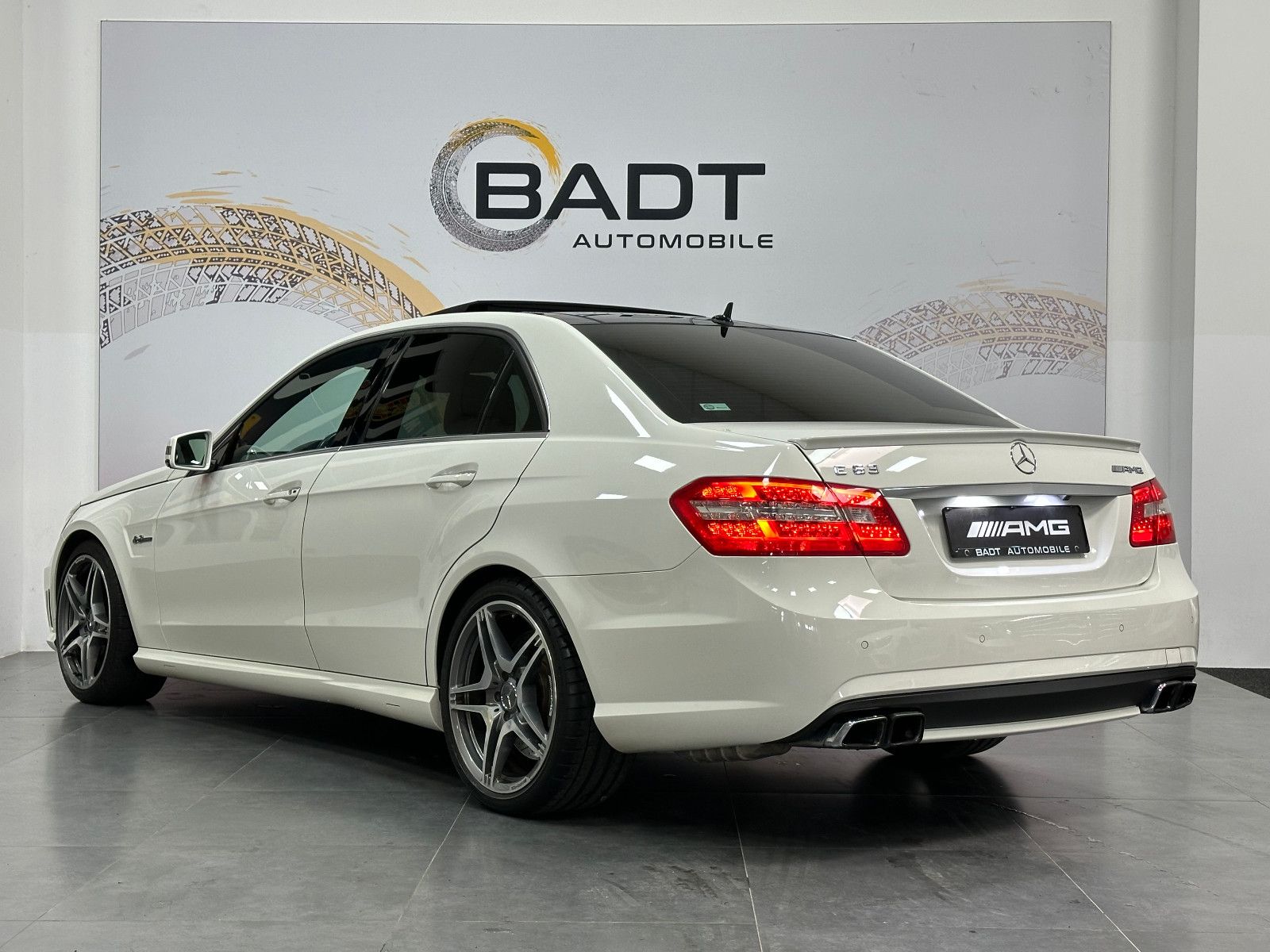 Fahrzeugabbildung Mercedes-Benz E 63 AMG PANO Harman Kardon Keyless GO