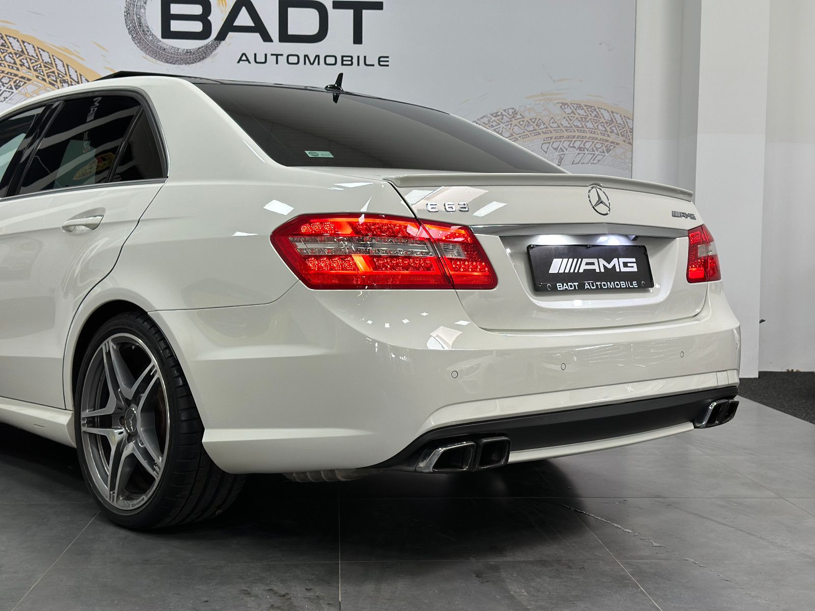 Fahrzeugabbildung Mercedes-Benz E 63 AMG PANO Harman Kardon Keyless GO