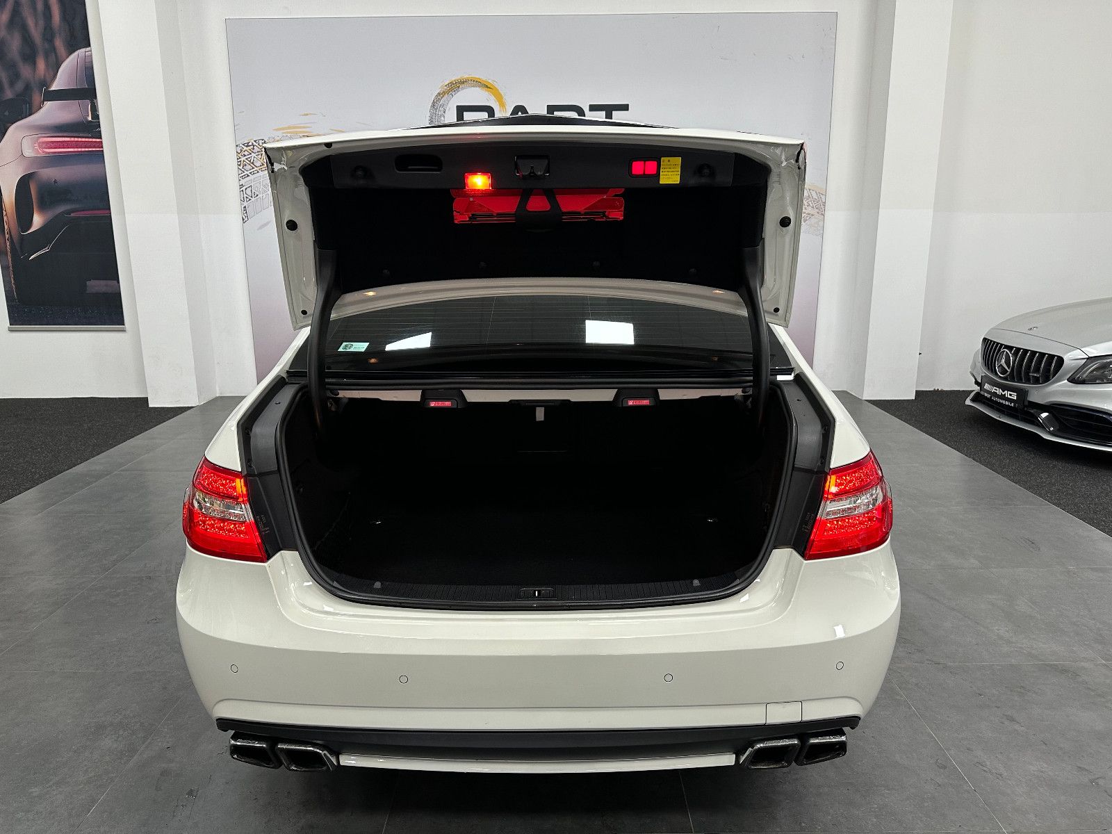 Fahrzeugabbildung Mercedes-Benz E 63 AMG PANO Harman Kardon Keyless GO