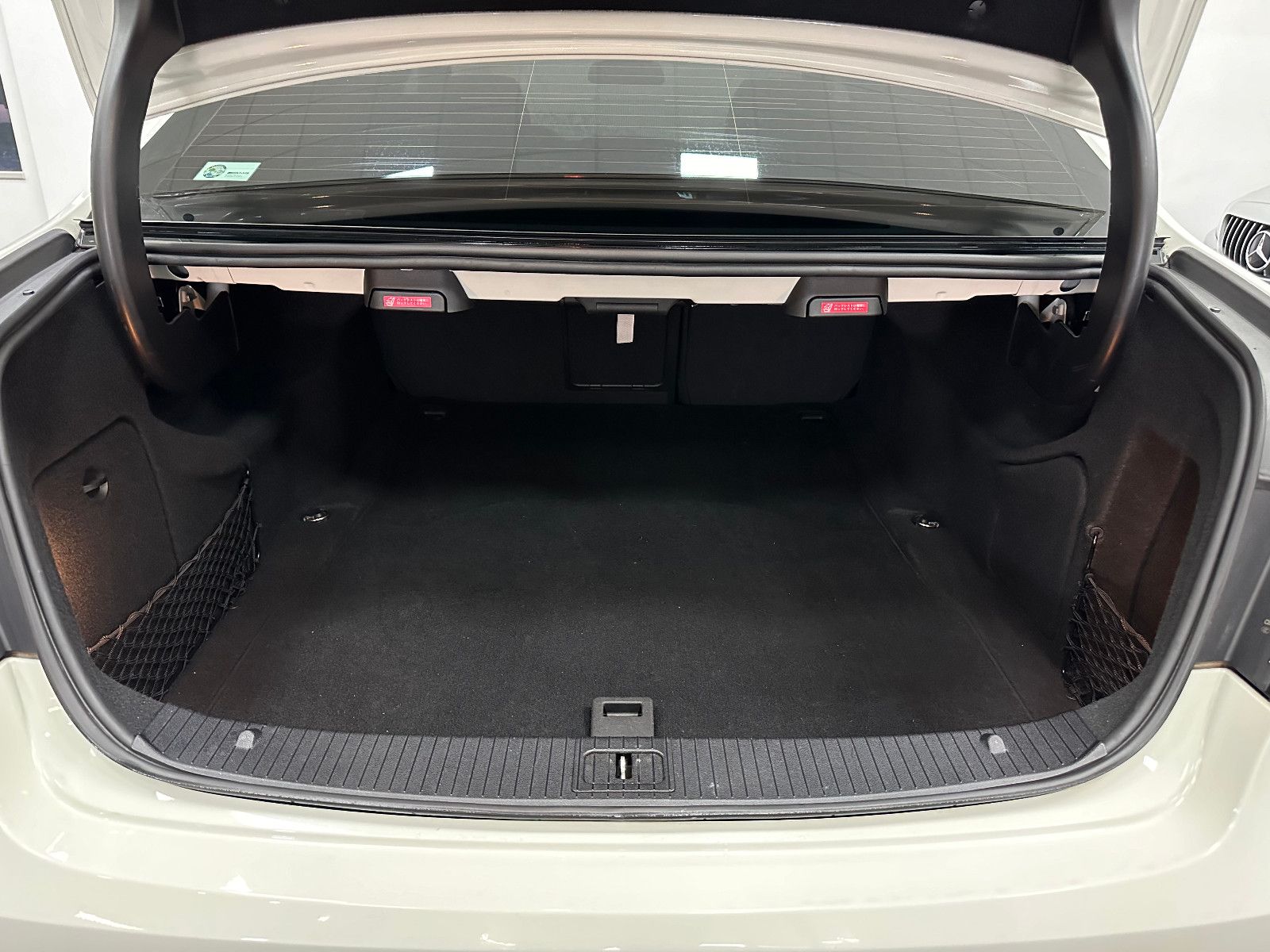 Fahrzeugabbildung Mercedes-Benz E 63 AMG PANO Harman Kardon Keyless GO