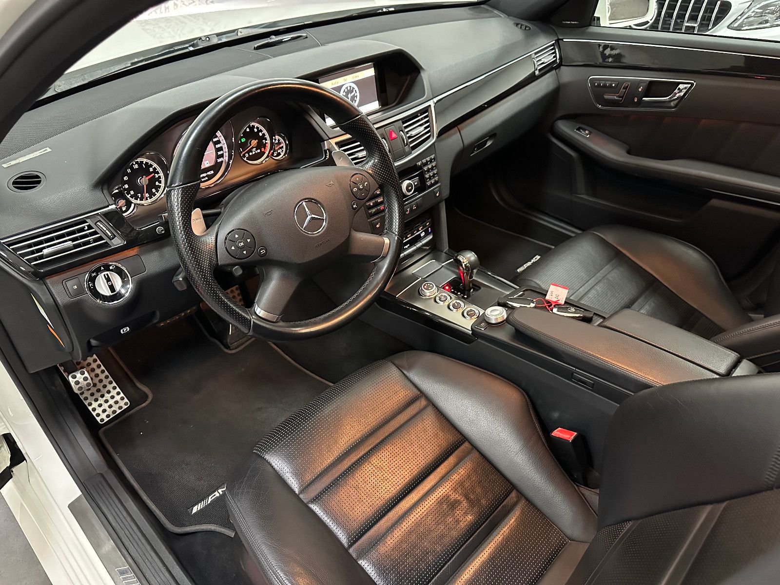 Fahrzeugabbildung Mercedes-Benz E 63 AMG PANO Harman Kardon Keyless GO