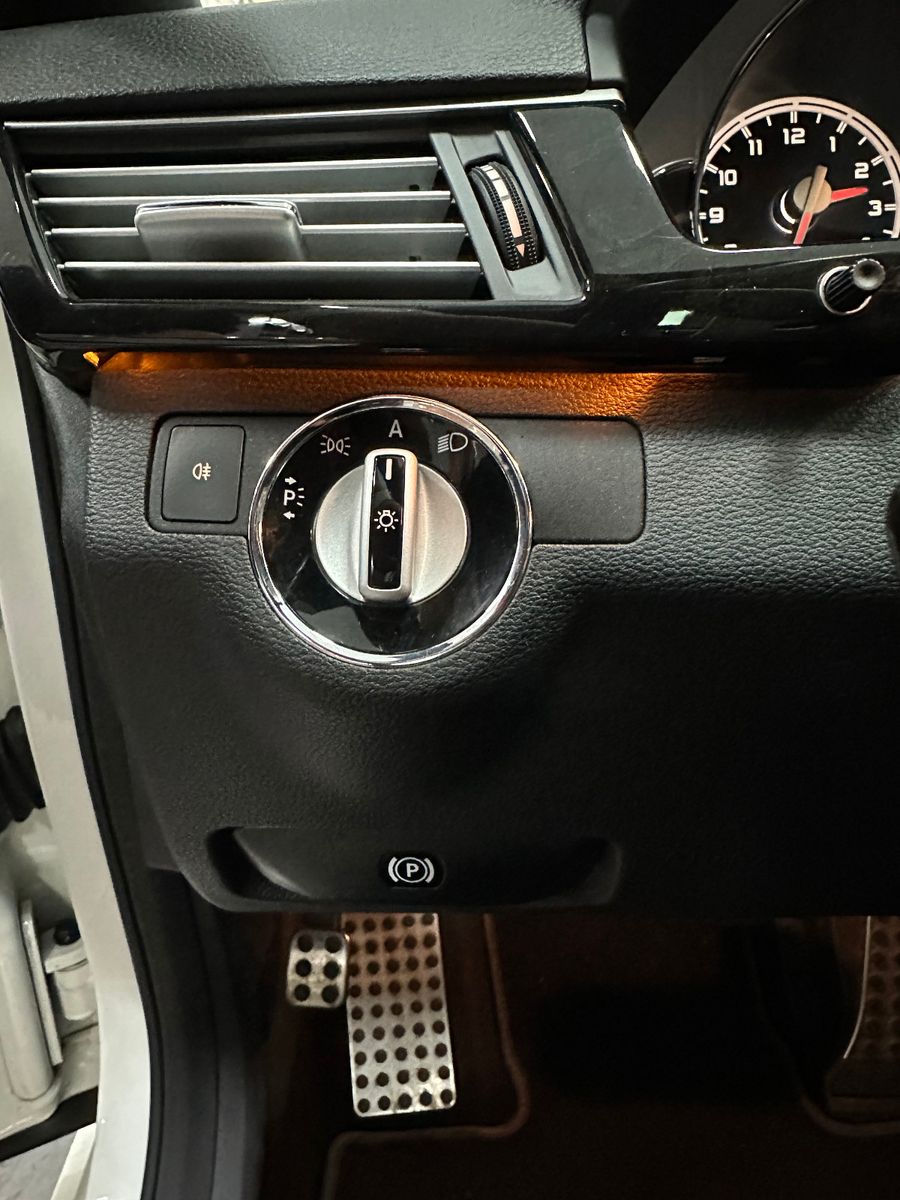 Fahrzeugabbildung Mercedes-Benz E 63 AMG PANO Harman Kardon Keyless GO