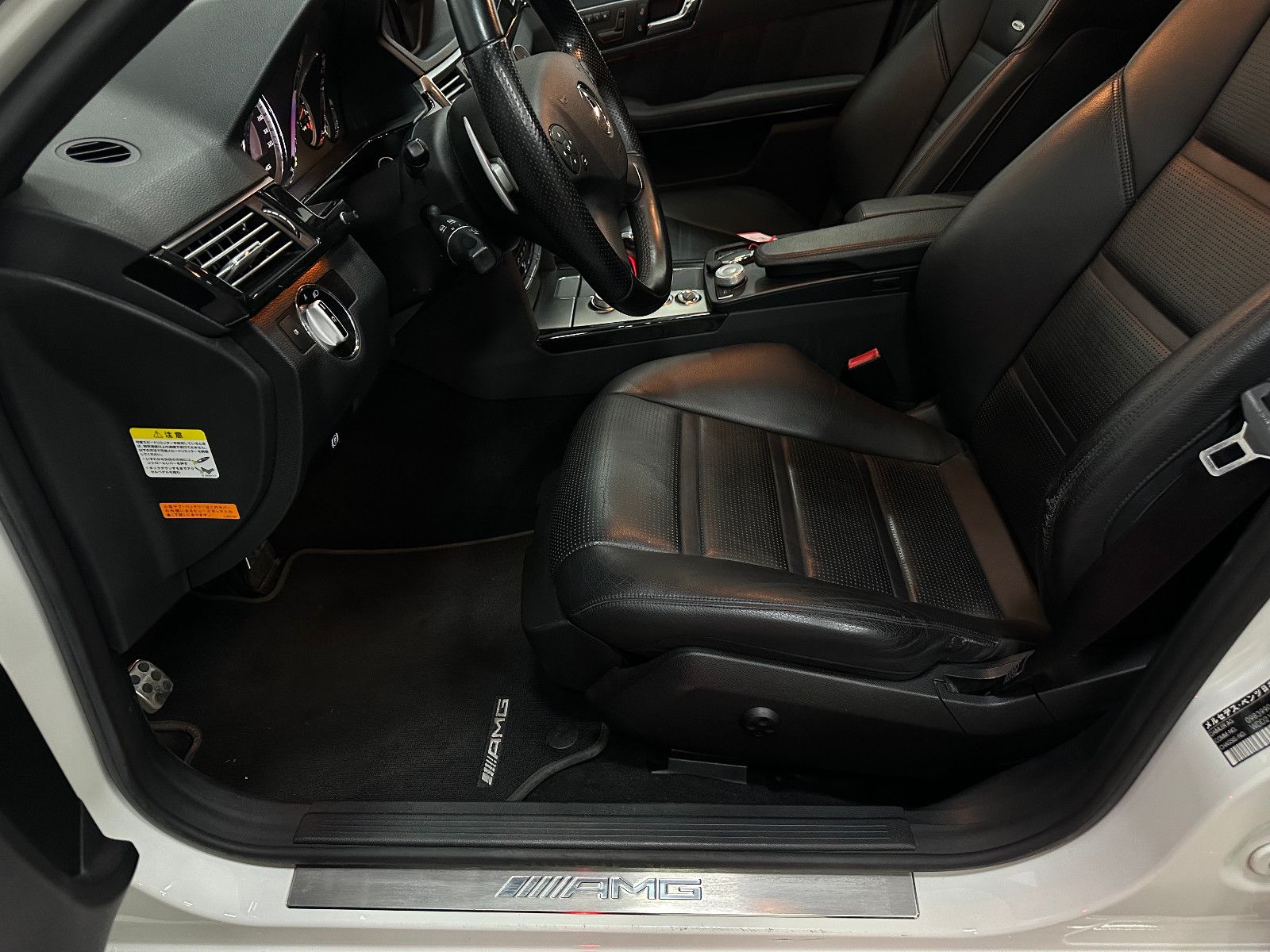 Fahrzeugabbildung Mercedes-Benz E 63 AMG PANO Harman Kardon Keyless GO