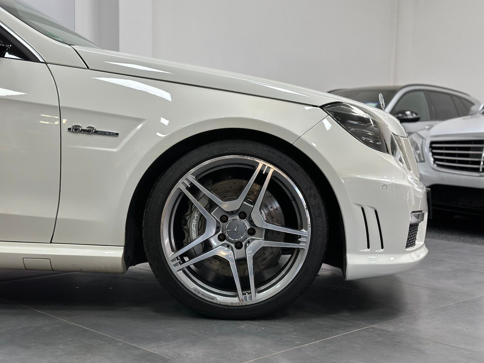 Fahrzeugabbildung Mercedes-Benz E 63 AMG PANO Harman Kardon Keyless GO