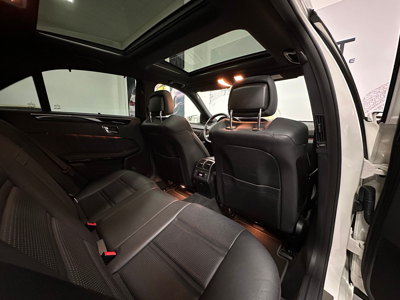 Fahrzeugabbildung Mercedes-Benz E 63 AMG PANO Harman Kardon Keyless GO