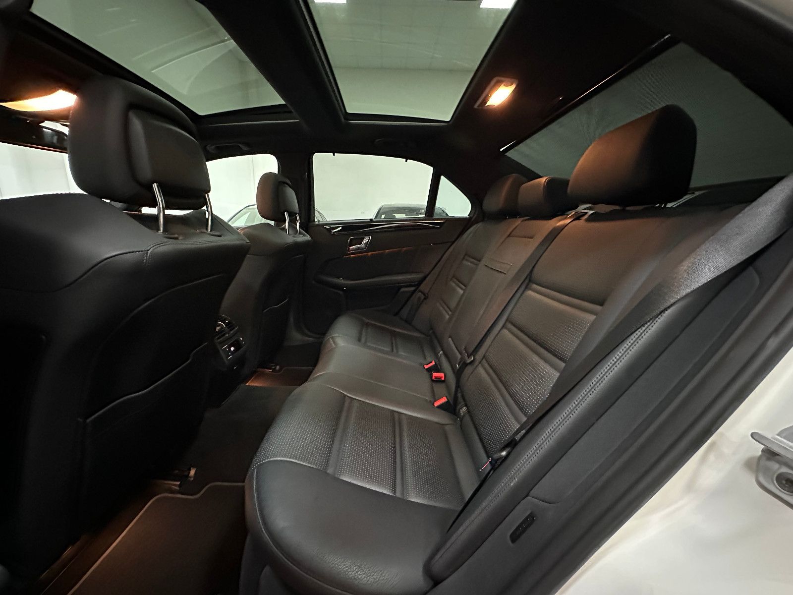 Fahrzeugabbildung Mercedes-Benz E 63 AMG PANO Harman Kardon Keyless GO