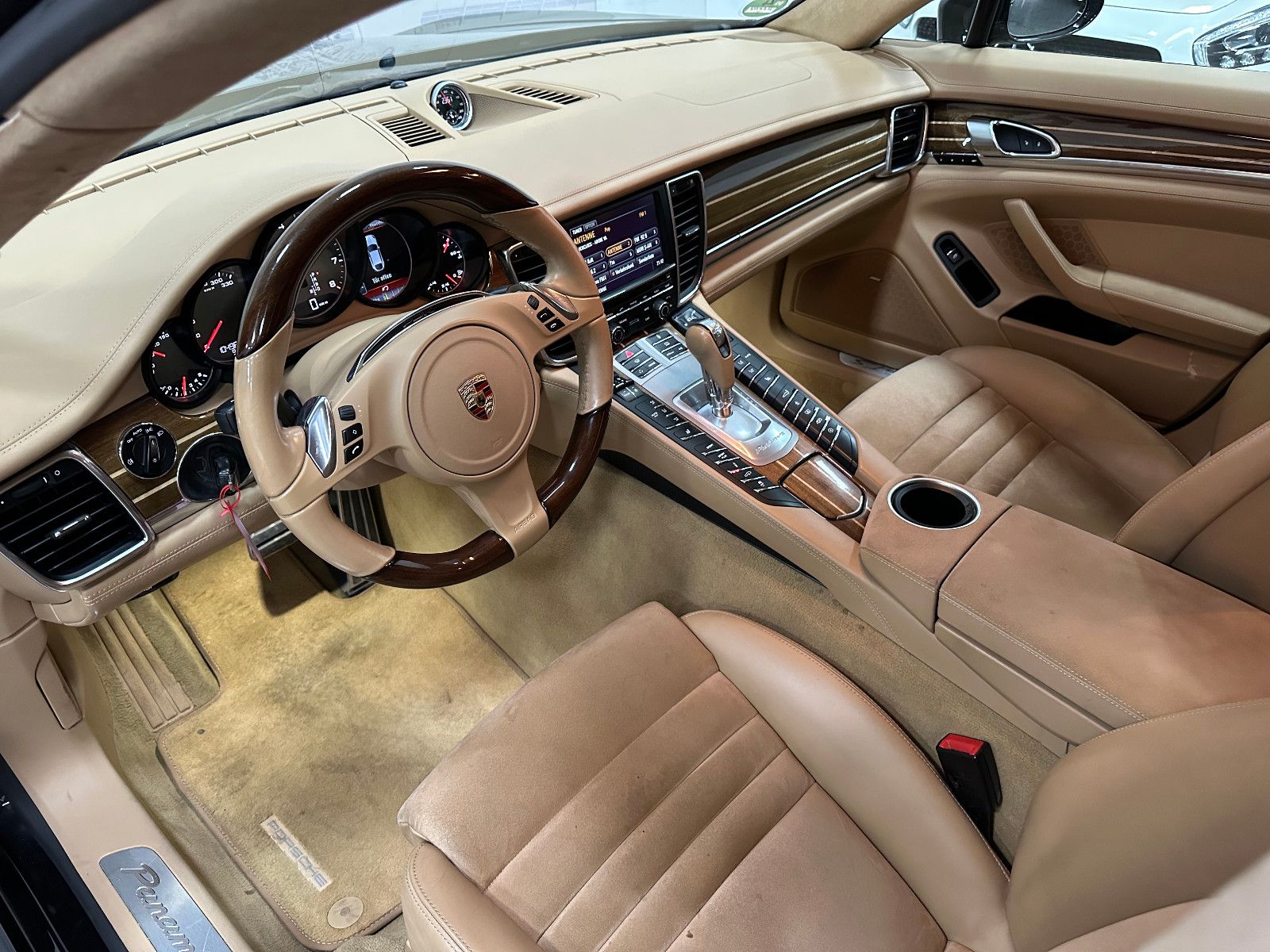 Fahrzeugabbildung Porsche Panamera GTS BOSE 20" BEIGE KLAPPENAUSPUFF
