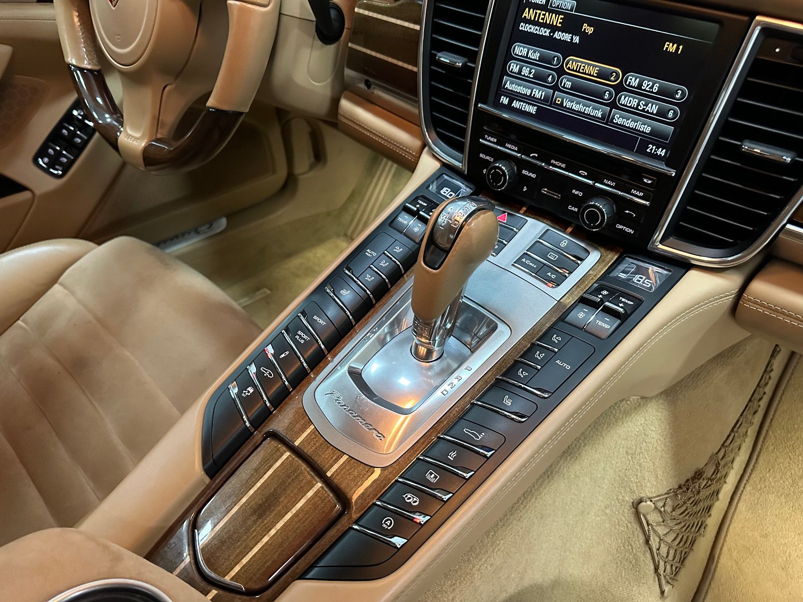 Fahrzeugabbildung Porsche Panamera GTS BOSE 20" BEIGE KLAPPENAUSPUFF