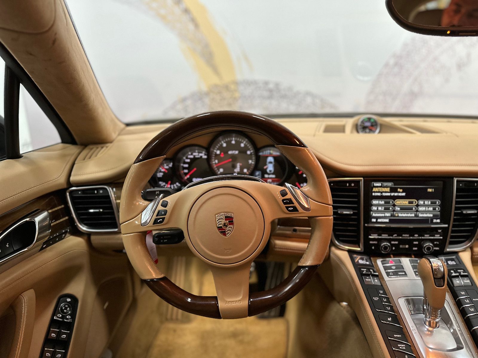Fahrzeugabbildung Porsche Panamera GTS BOSE 20" BEIGE KLAPPENAUSPUFF