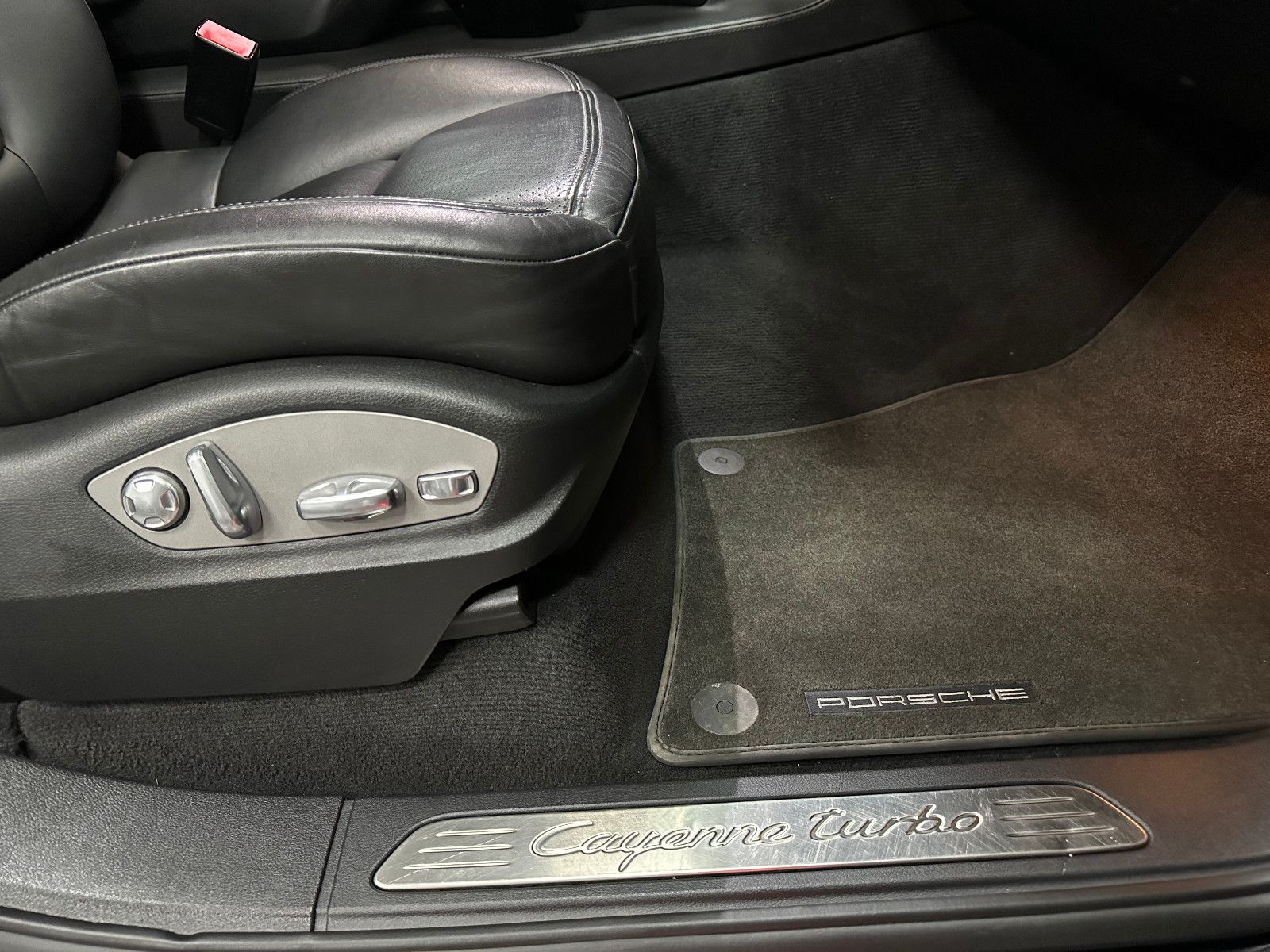 Fahrzeugabbildung Porsche Cayenne Turbo Burmester Memory Schiebedach