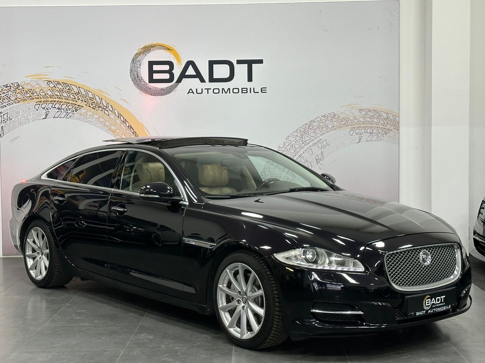 Fahrzeugabbildung Jaguar XJ Premium Luxury AWD Lang TV PANO