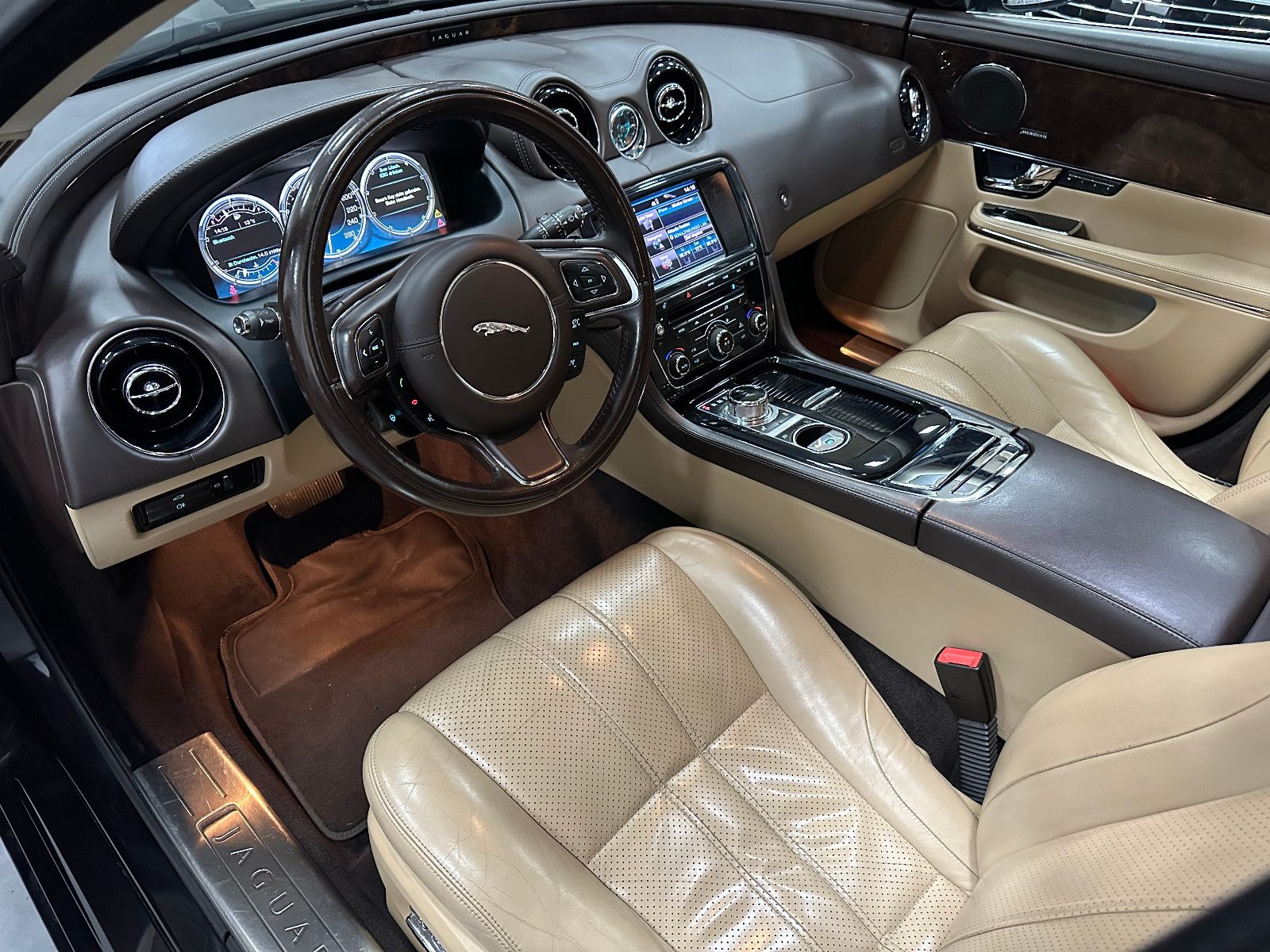 Fahrzeugabbildung Jaguar XJ Premium Luxury AWD Lang TV PANO