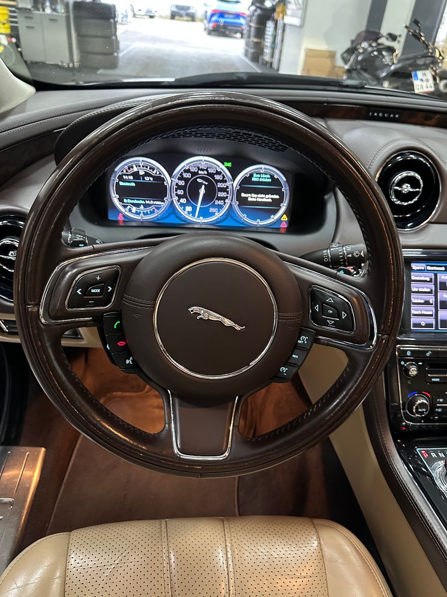 Fahrzeugabbildung Jaguar XJ Premium Luxury AWD Lang TV PANO