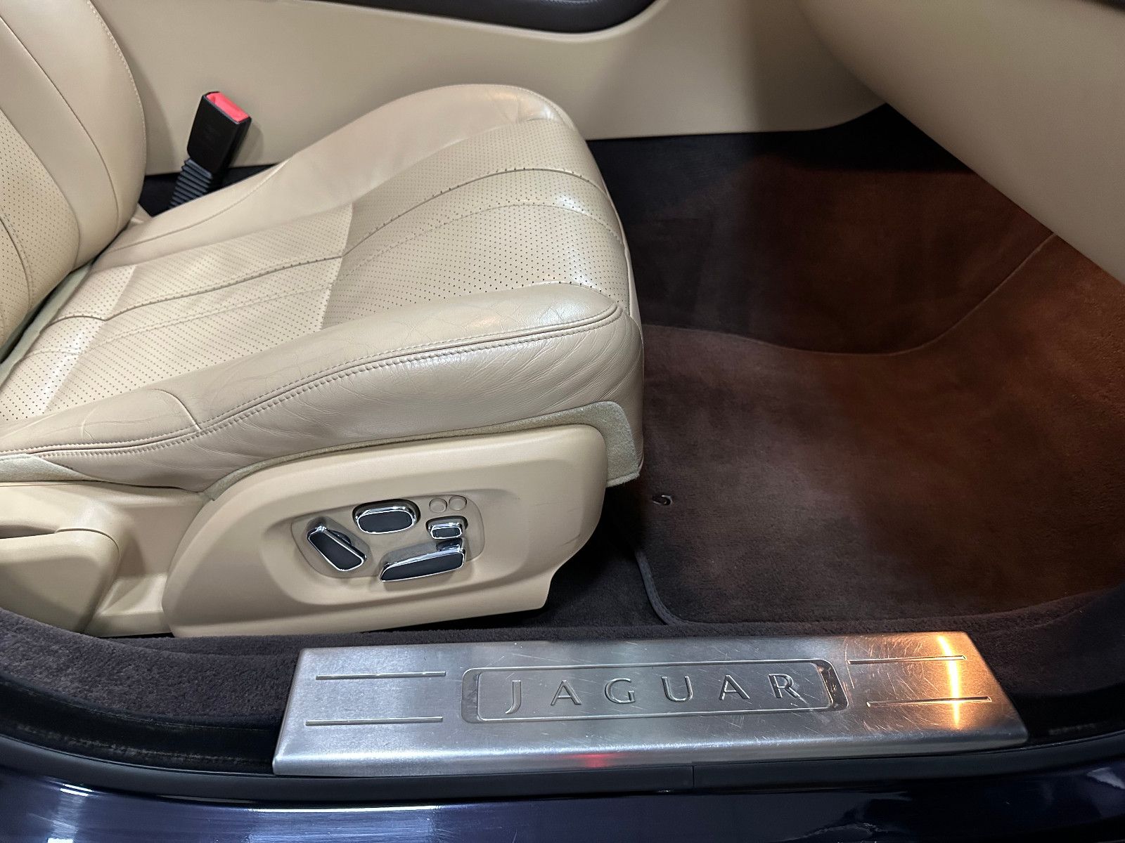 Fahrzeugabbildung Jaguar XJ Premium Luxury AWD Lang TV PANO