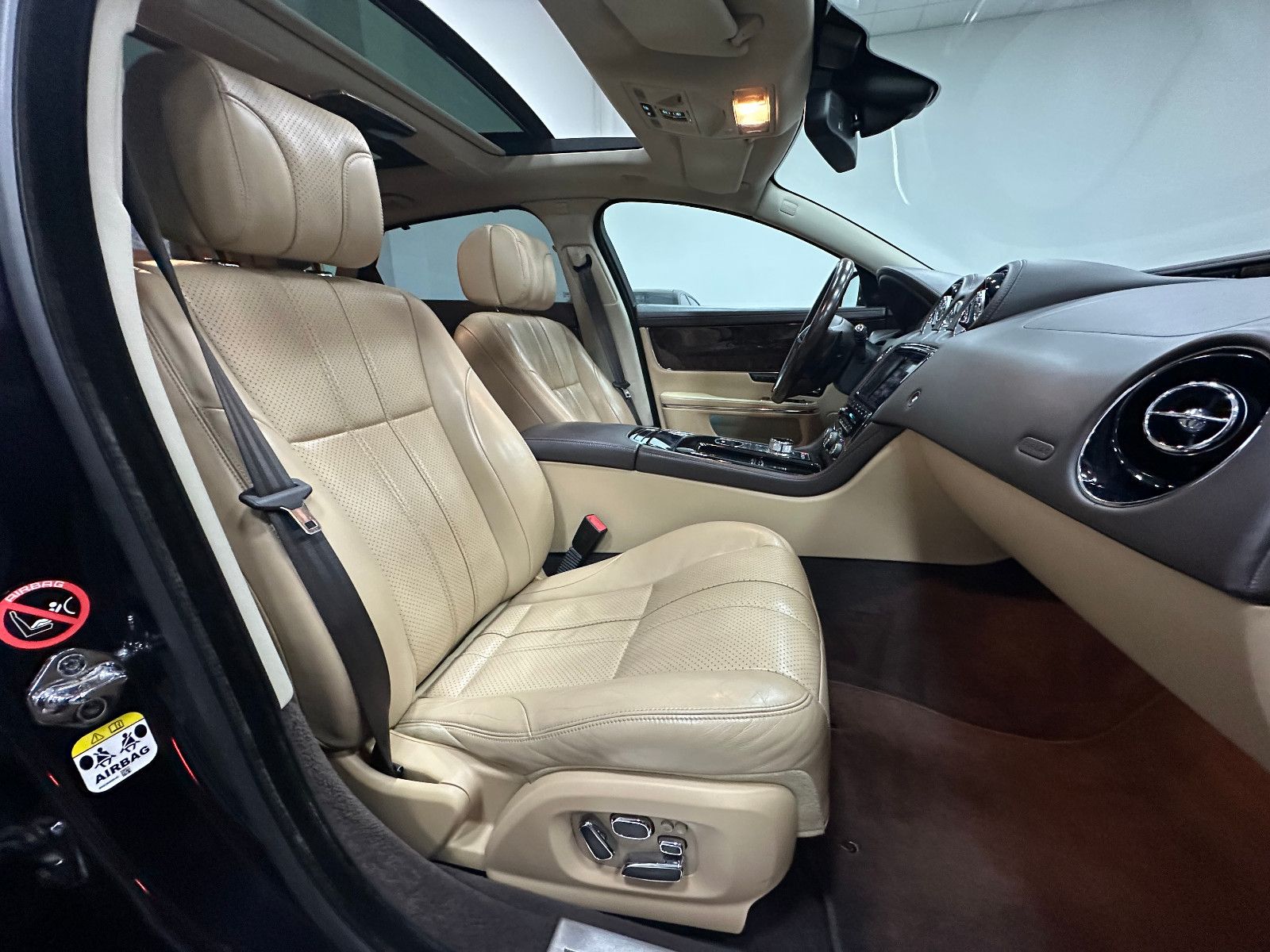 Fahrzeugabbildung Jaguar XJ Premium Luxury AWD Lang TV PANO