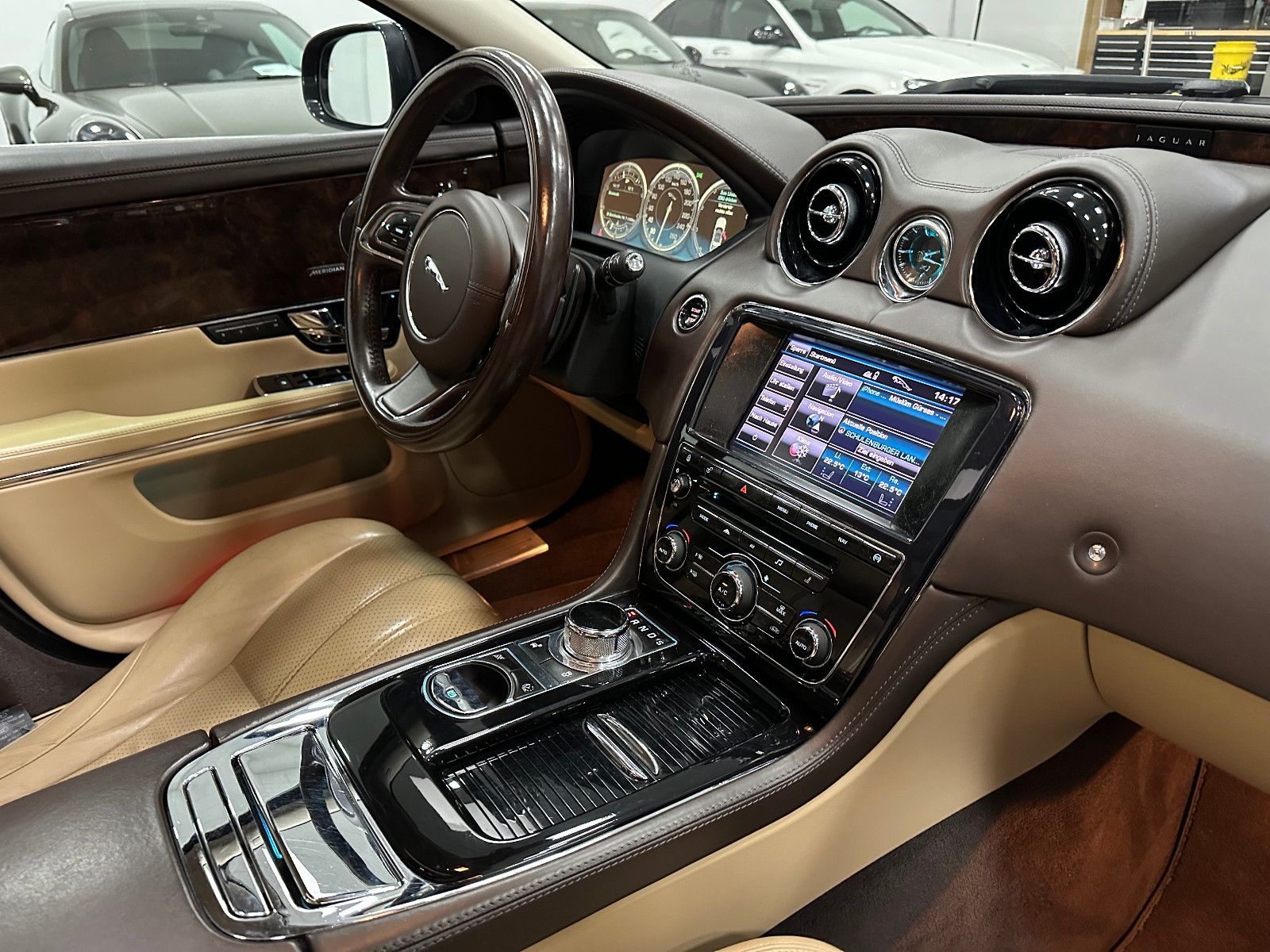 Fahrzeugabbildung Jaguar XJ Premium Luxury AWD Lang TV PANO
