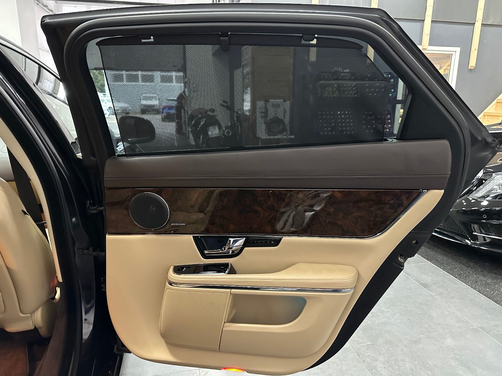 Fahrzeugabbildung Jaguar XJ Premium Luxury AWD Lang TV PANO