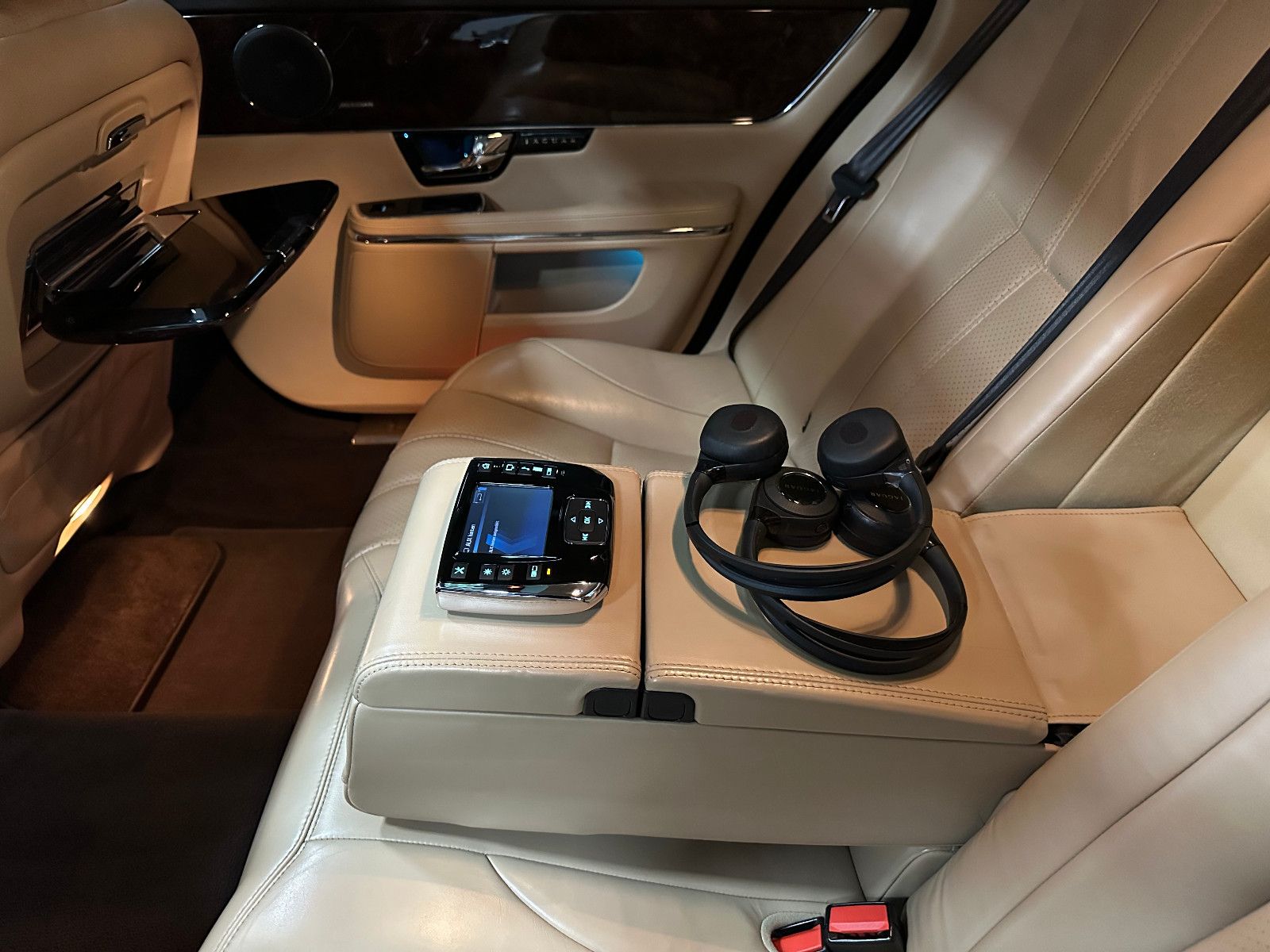 Fahrzeugabbildung Jaguar XJ Premium Luxury AWD Lang TV PANO