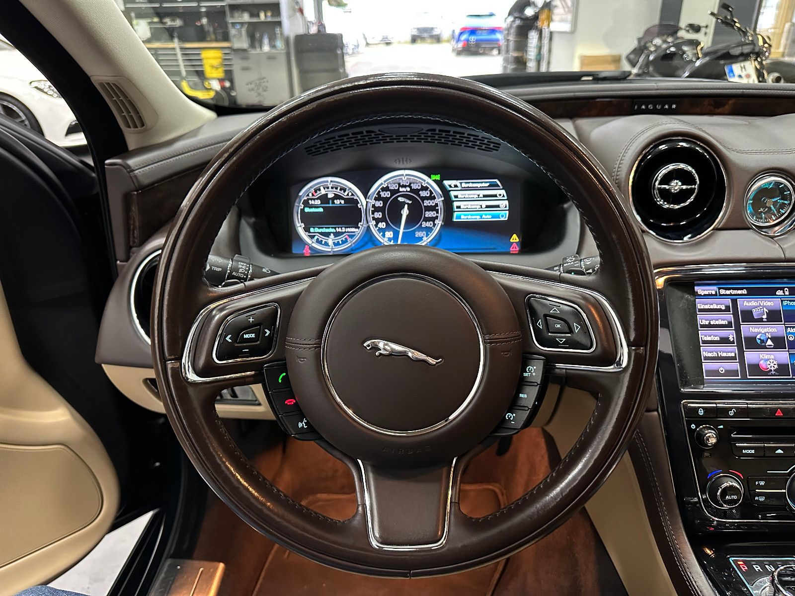 Fahrzeugabbildung Jaguar XJ Premium Luxury AWD Lang TV PANO