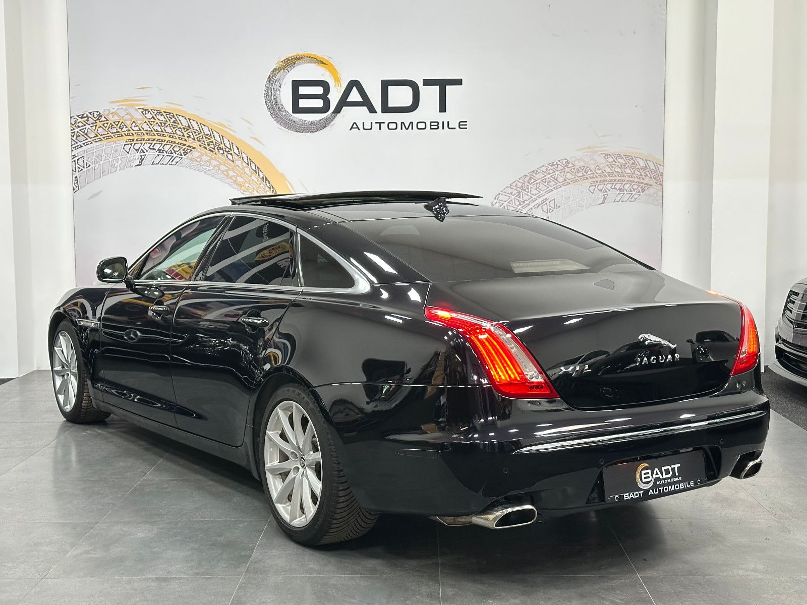 Fahrzeugabbildung Jaguar XJ Premium Luxury AWD Lang TV PANO