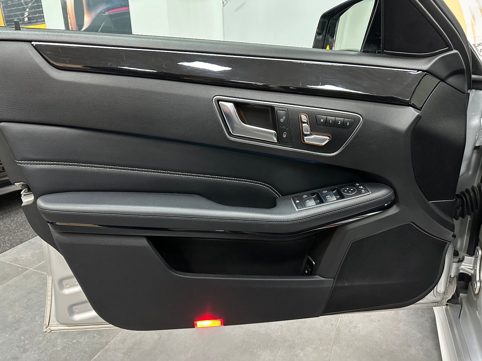 Fahrzeugabbildung Mercedes-Benz E 300 CGI BlueEfficiency 4-Matic AMG Line 360°