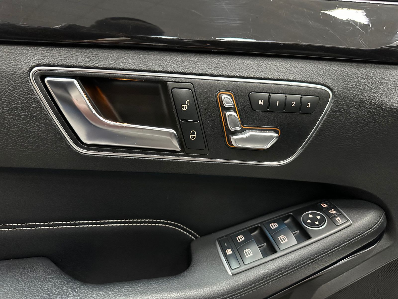 Fahrzeugabbildung Mercedes-Benz E 300 CGI BlueEfficiency 4-Matic AMG Line 360°