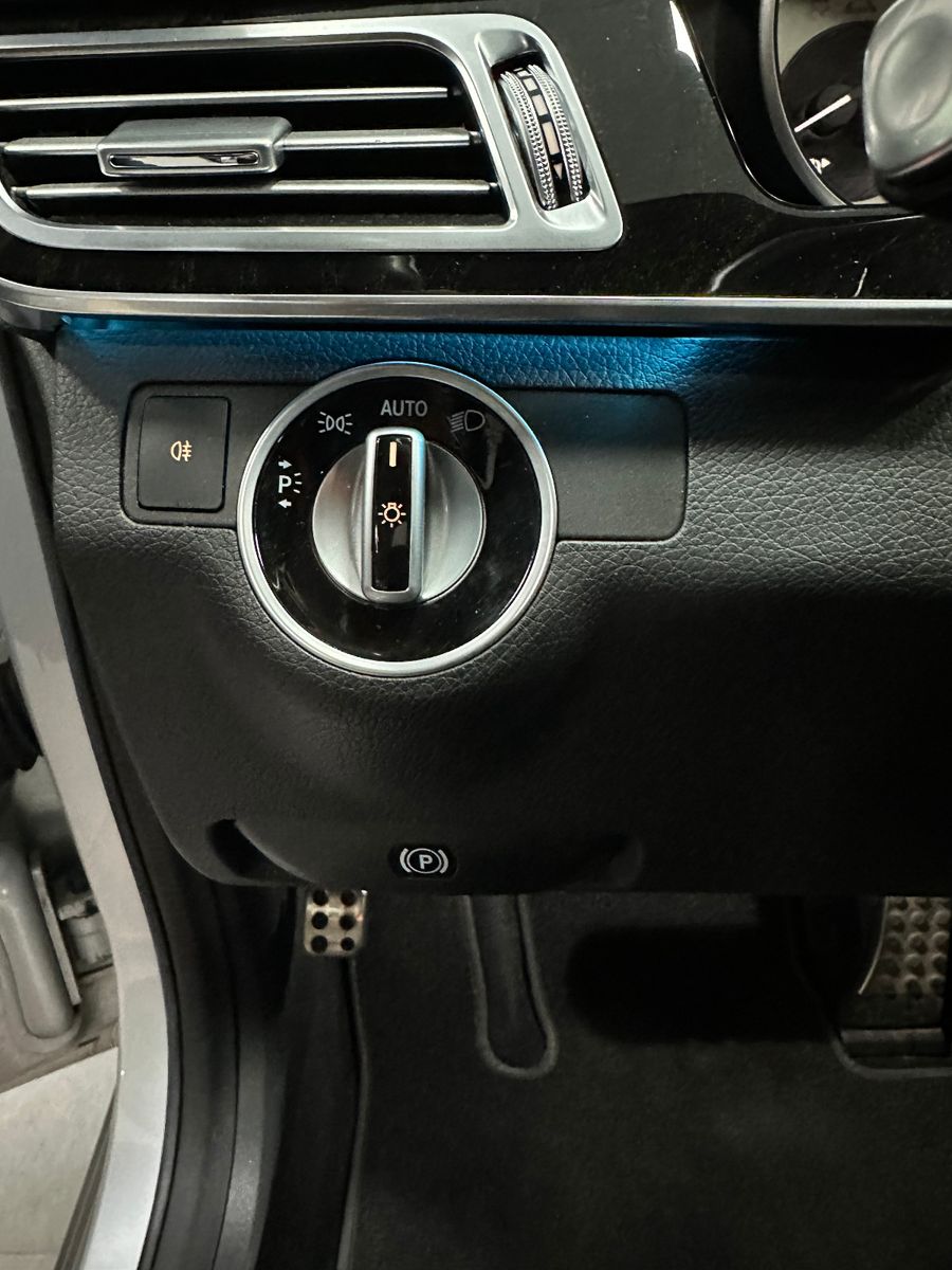 Fahrzeugabbildung Mercedes-Benz E 300 CGI BlueEfficiency 4-Matic AMG Line 360°