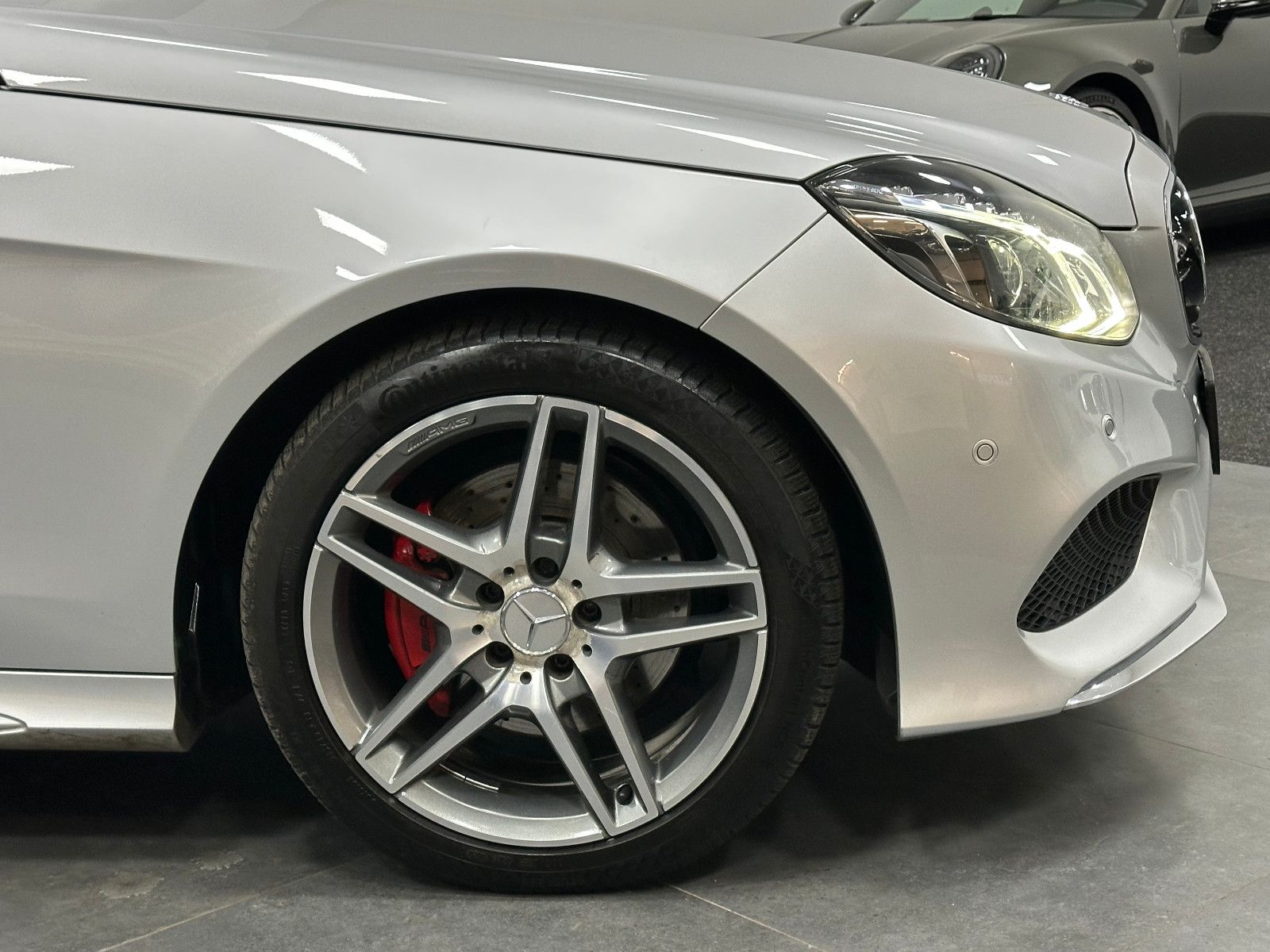 Fahrzeugabbildung Mercedes-Benz E 300 CGI BlueEfficiency 4-Matic AMG Line 360°