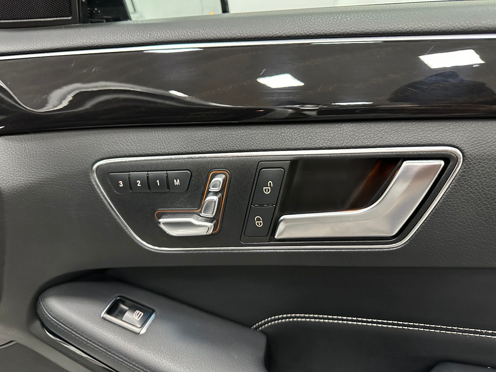 Fahrzeugabbildung Mercedes-Benz E 300 CGI BlueEfficiency 4-Matic AMG Line 360°