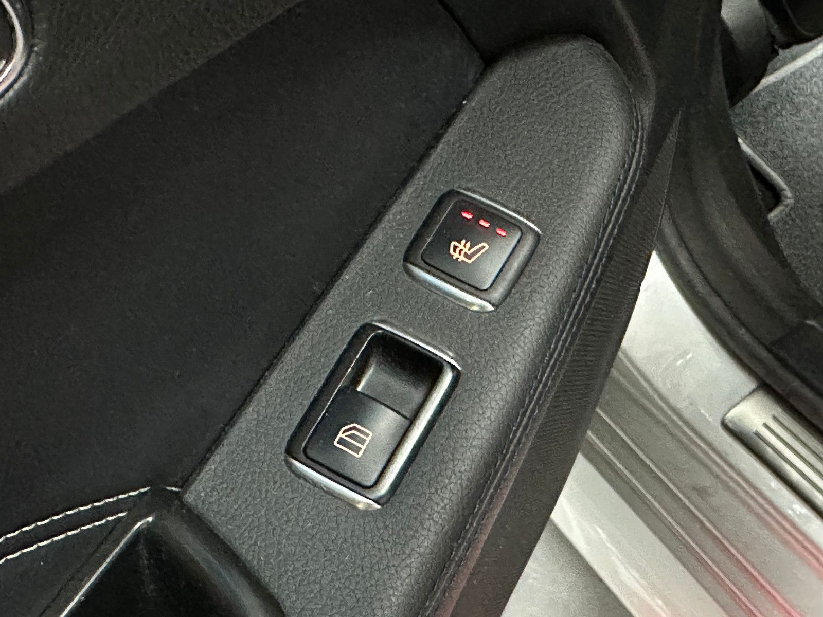 Fahrzeugabbildung Mercedes-Benz E 300 CGI BlueEfficiency 4-Matic AMG Line 360°