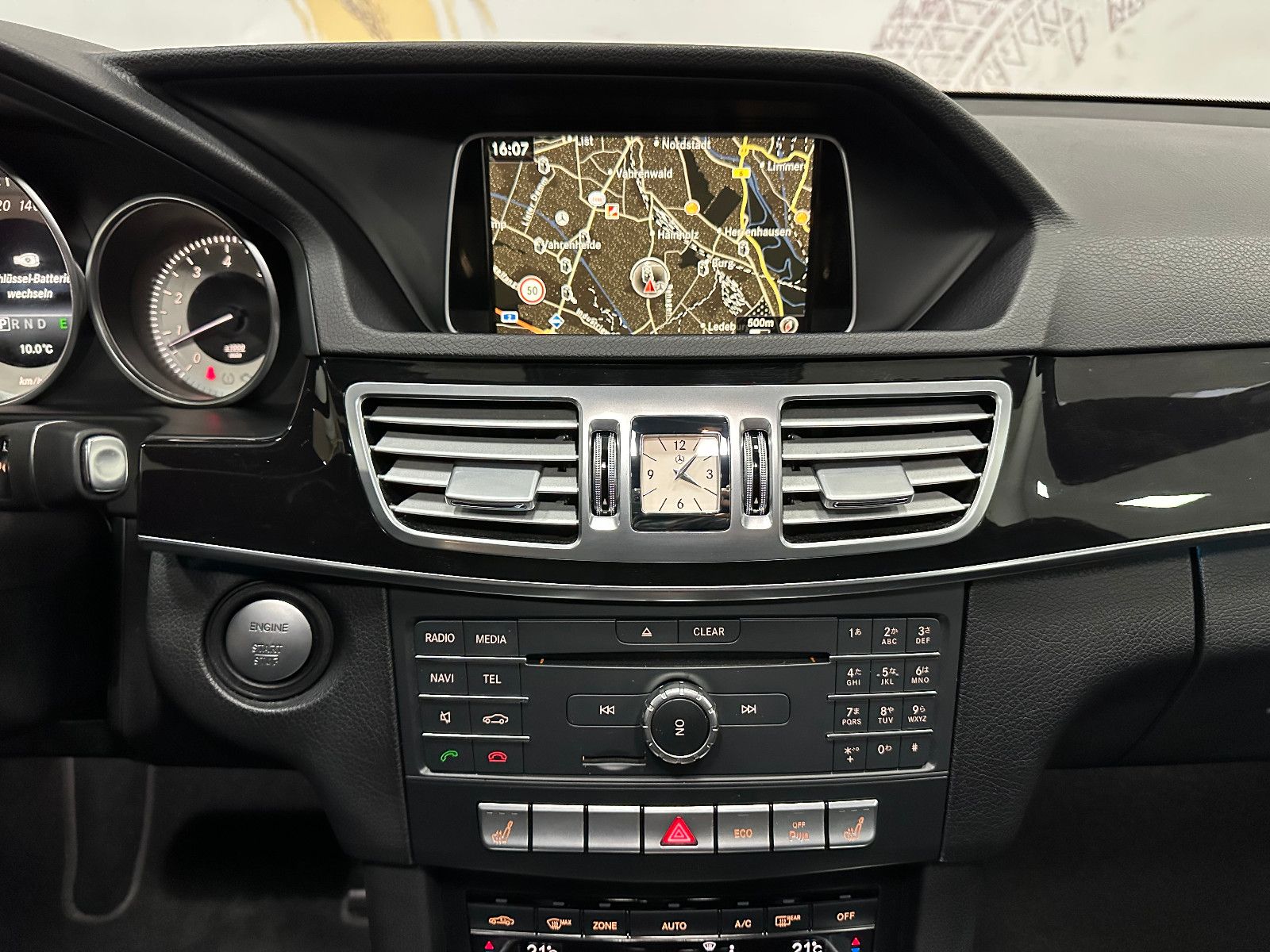 Fahrzeugabbildung Mercedes-Benz E 300 CGI BlueEfficiency 4-Matic AMG Line 360°