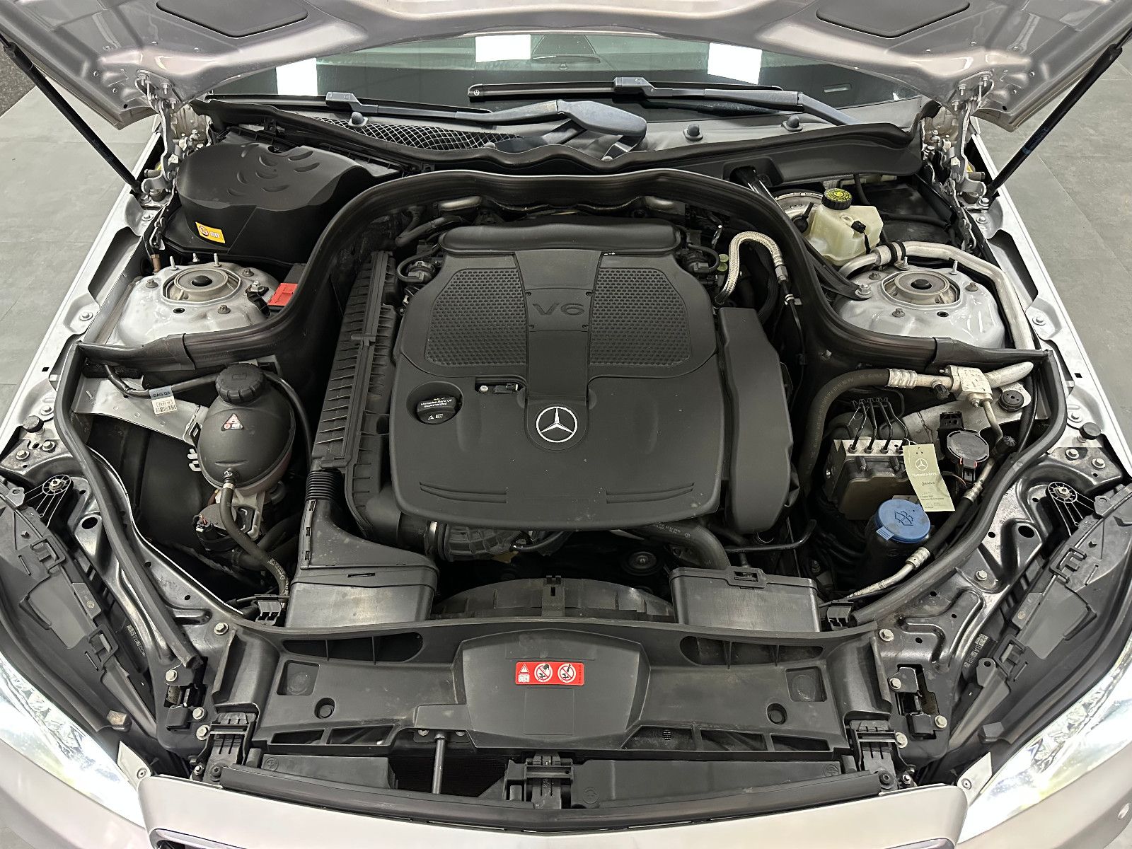 Fahrzeugabbildung Mercedes-Benz E 300 CGI BlueEfficiency 4-Matic AMG Line 360°