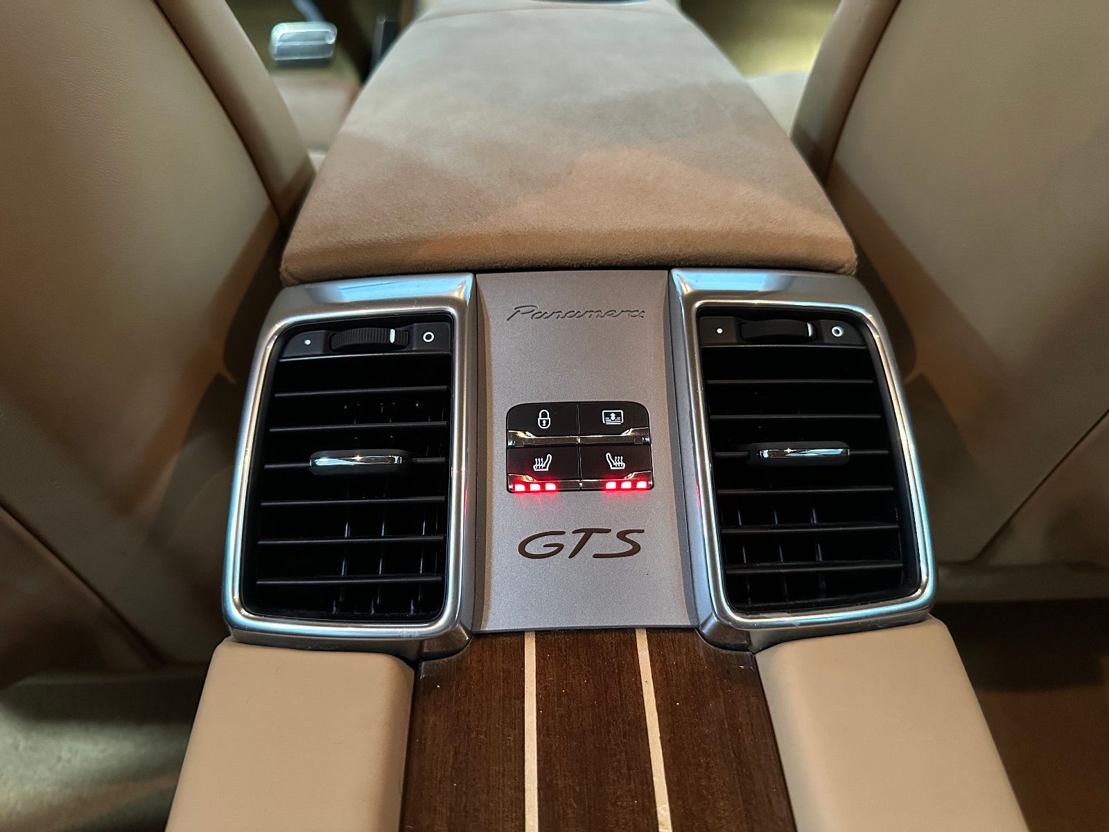 Fahrzeugabbildung Porsche Panamera GTS BOSE 20" BEIGE KLAPPENAUSPUFF