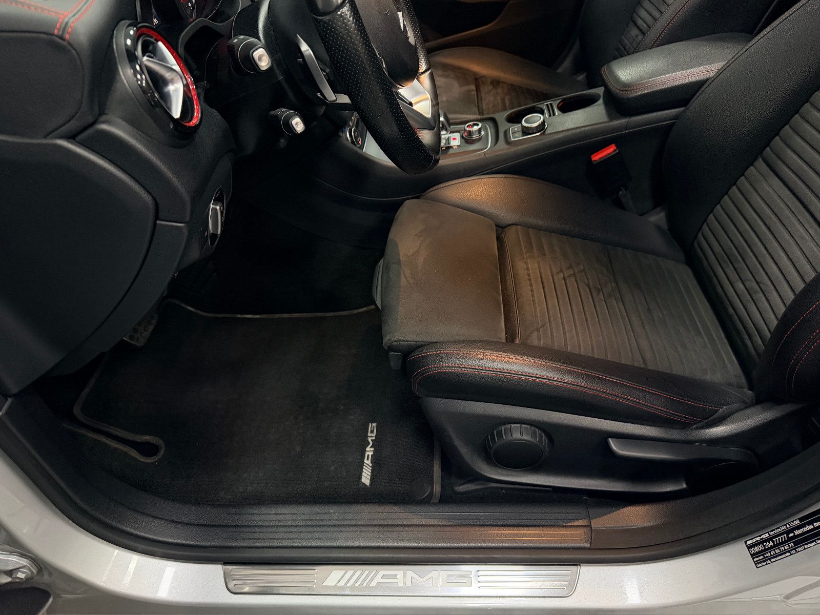 Fahrzeugabbildung Mercedes-Benz CLA 45 AMG 4Matic Limousine PANORAMA