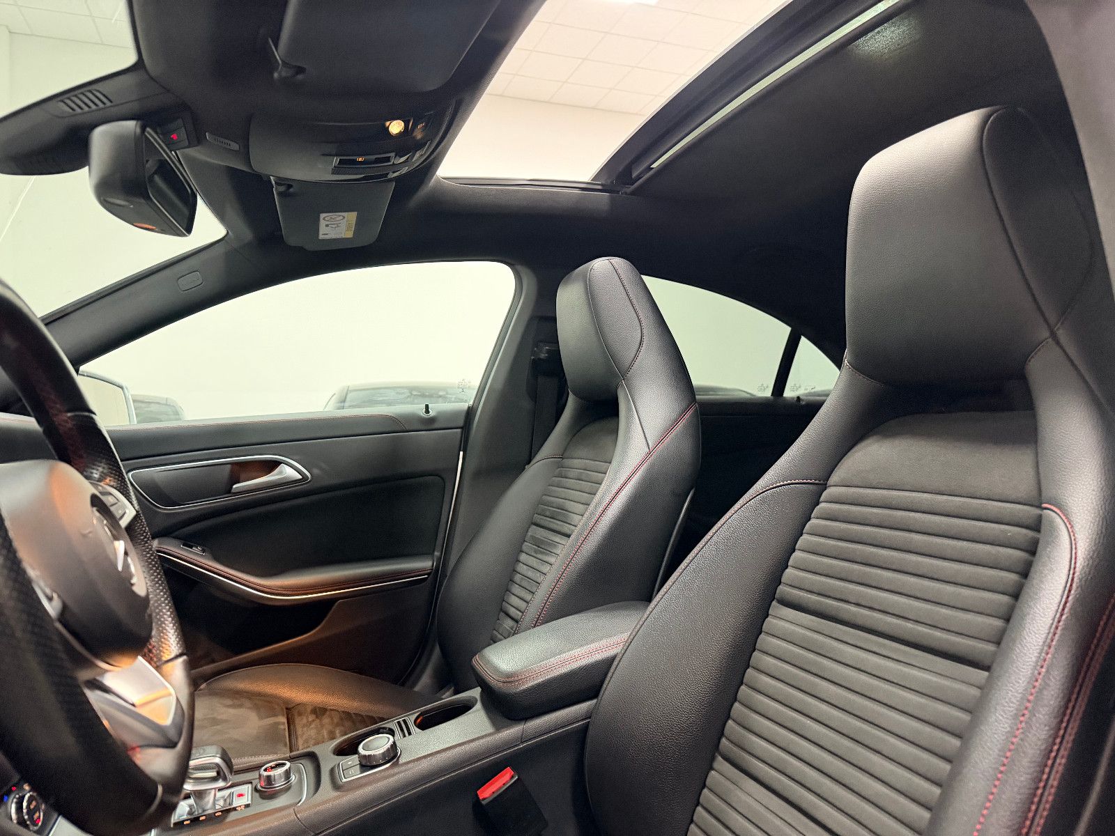 Fahrzeugabbildung Mercedes-Benz CLA 45 AMG 4Matic Limousine PANORAMA