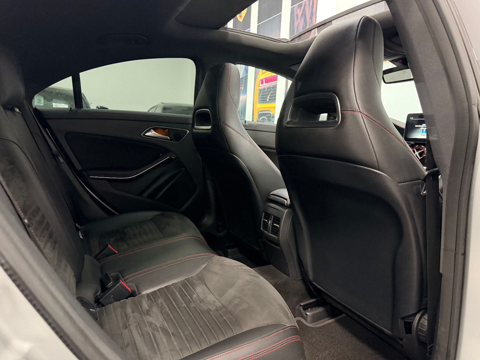 Fahrzeugabbildung Mercedes-Benz CLA 45 AMG 4Matic Limousine PANORAMA