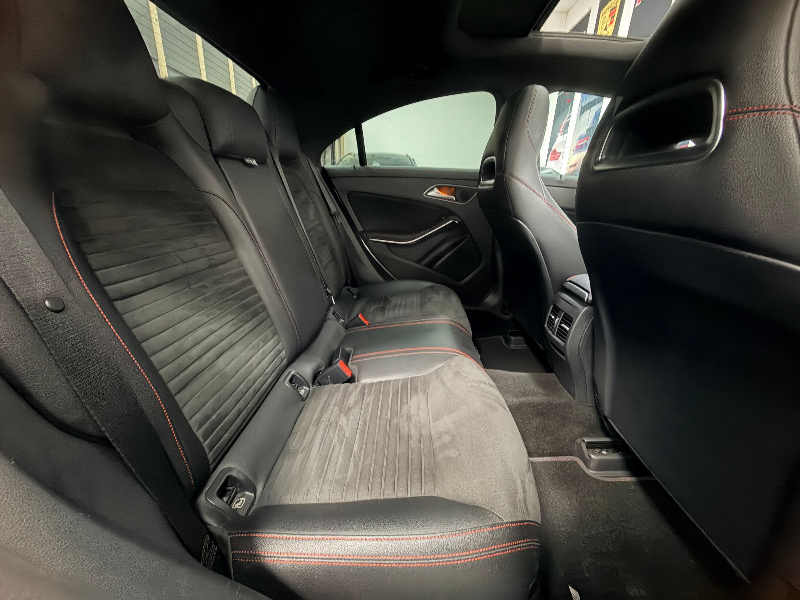 Fahrzeugabbildung Mercedes-Benz CLA 45 AMG 4Matic Limousine PANORAMA