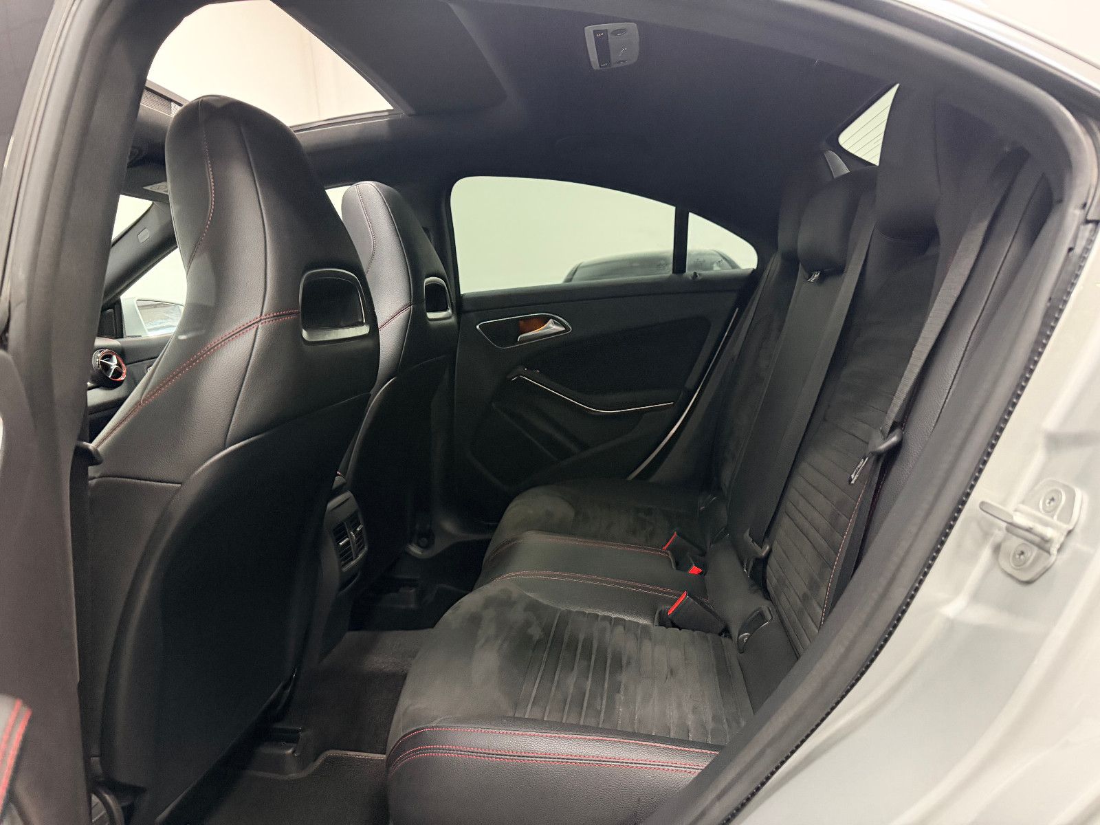 Fahrzeugabbildung Mercedes-Benz CLA 45 AMG 4Matic Limousine PANORAMA