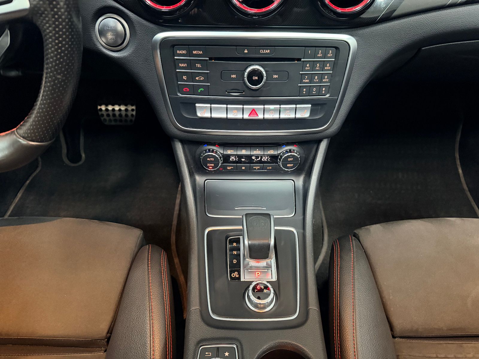 Fahrzeugabbildung Mercedes-Benz CLA 45 AMG 4Matic Limousine PANORAMA