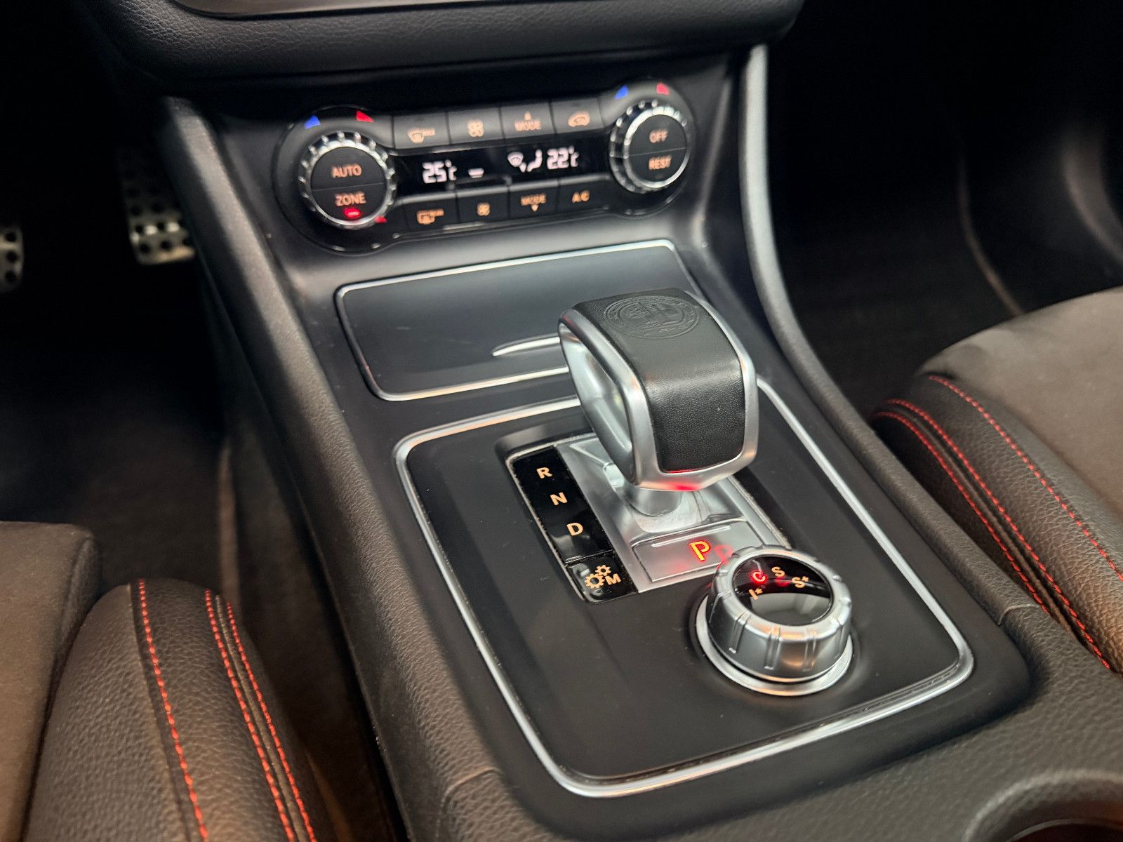 Fahrzeugabbildung Mercedes-Benz CLA 45 AMG 4Matic Limousine PANORAMA