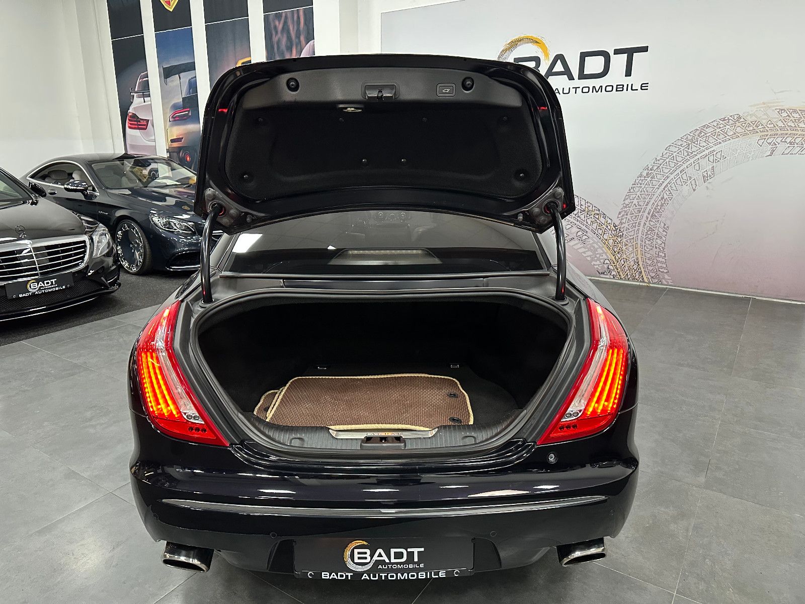 Fahrzeugabbildung Jaguar XJ Premium Luxury AWD Lang TV PANO