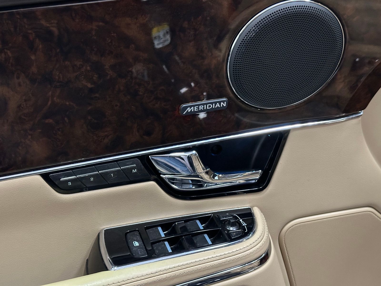 Fahrzeugabbildung Jaguar XJ Premium Luxury AWD Lang TV PANO