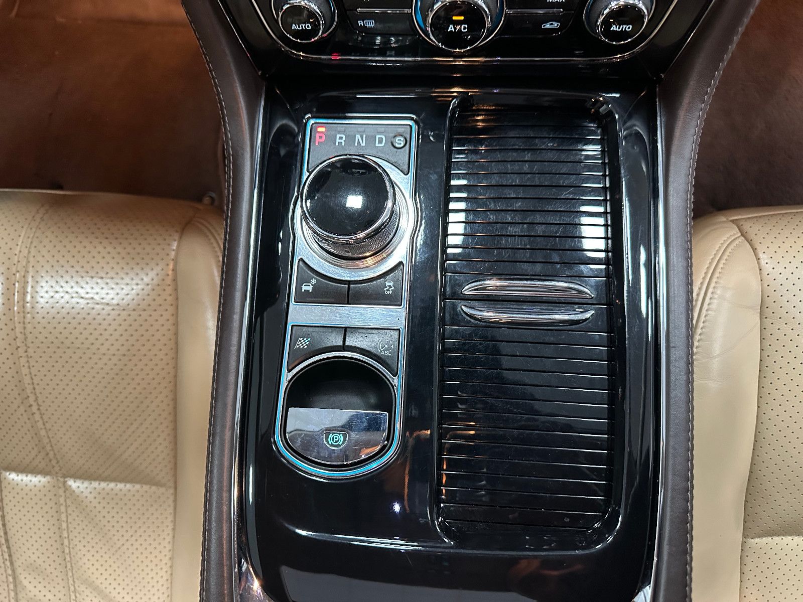 Fahrzeugabbildung Jaguar XJ Premium Luxury AWD Lang TV PANO