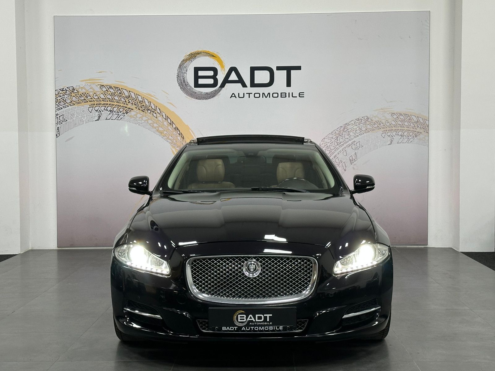 Fahrzeugabbildung Jaguar XJ Premium Luxury AWD Lang TV PANO