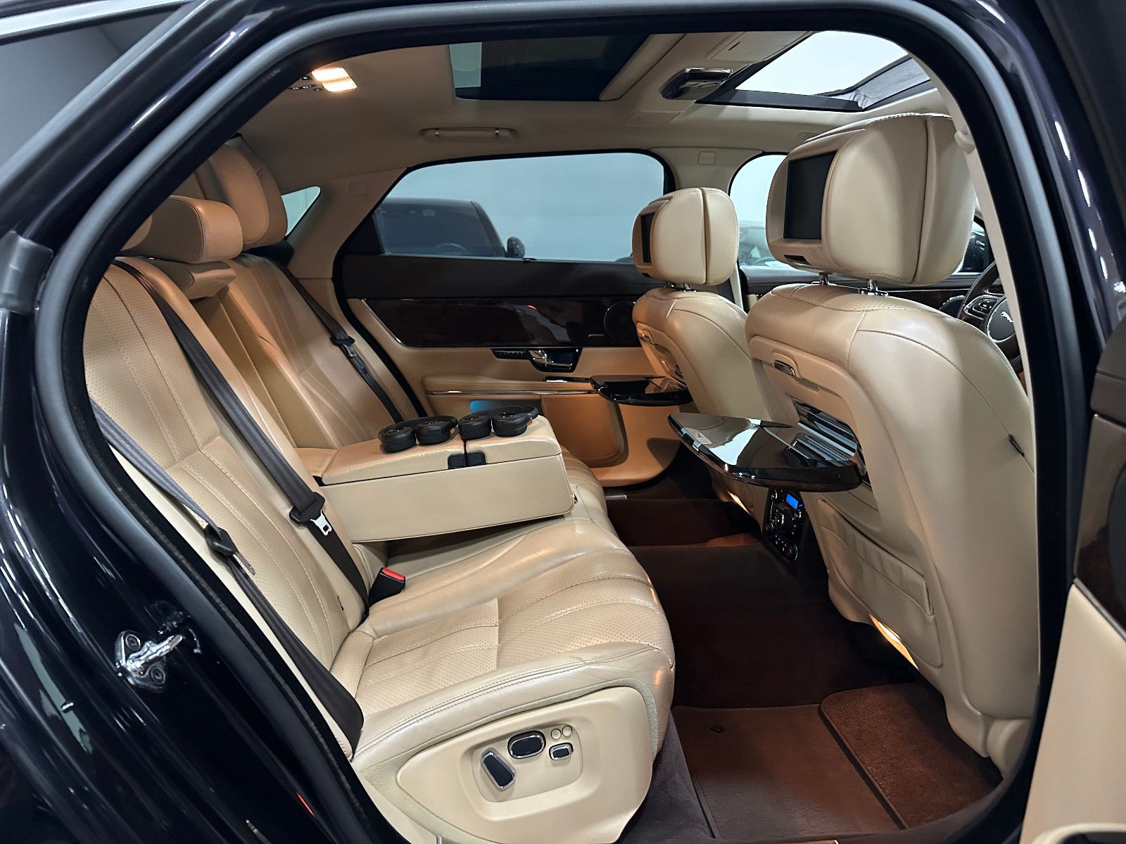 Fahrzeugabbildung Jaguar XJ Premium Luxury AWD Lang TV PANO