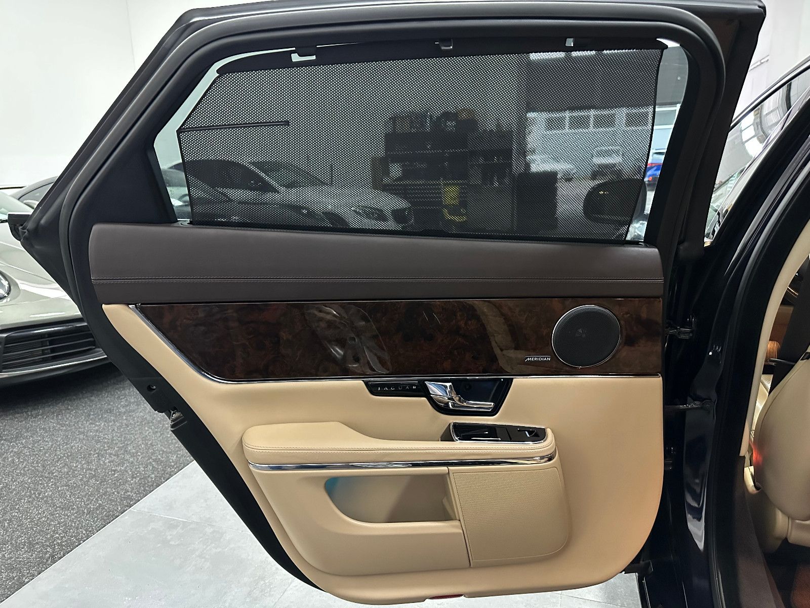 Fahrzeugabbildung Jaguar XJ Premium Luxury AWD Lang TV PANO