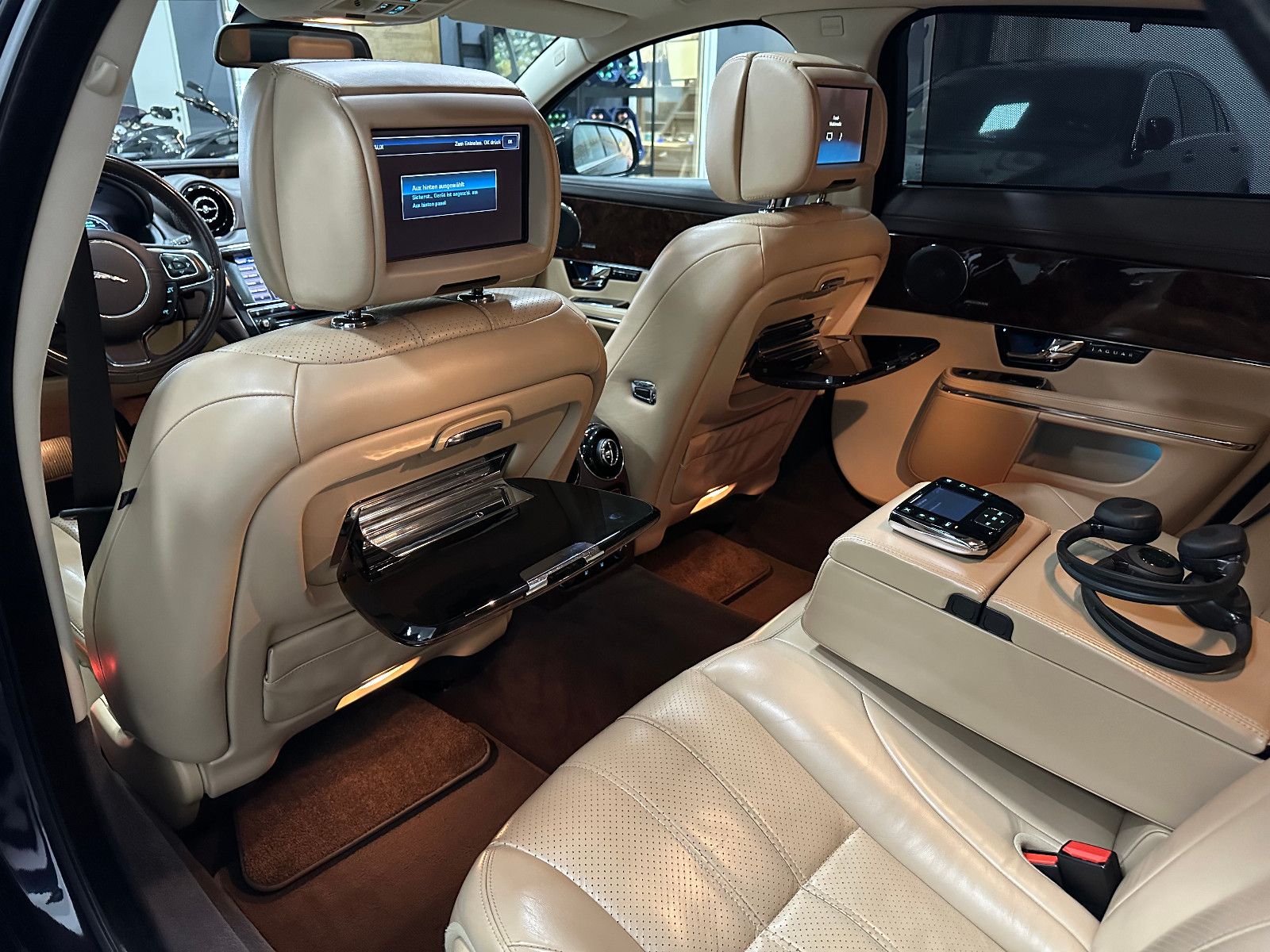 Fahrzeugabbildung Jaguar XJ Premium Luxury AWD Lang TV PANO