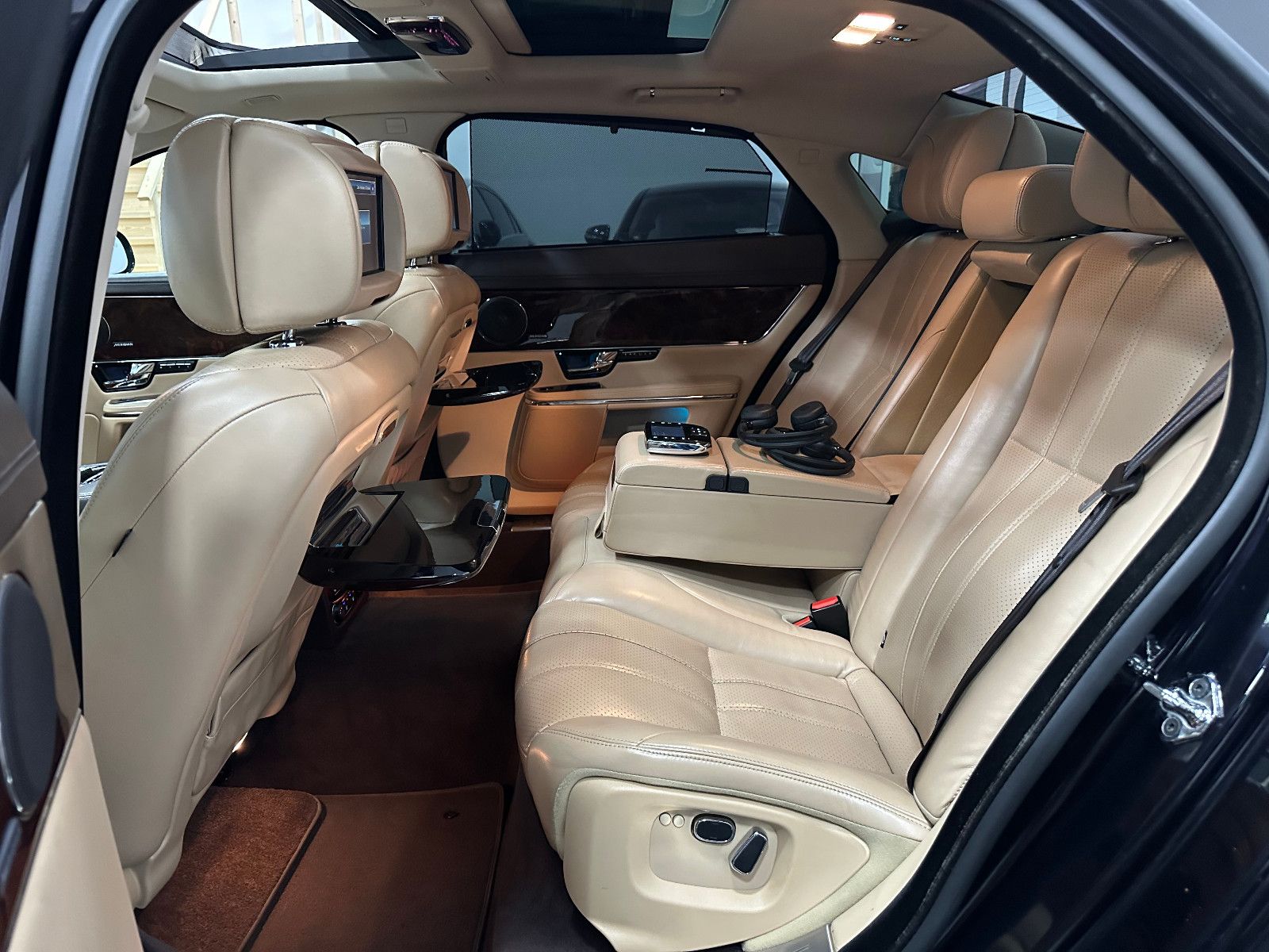 Fahrzeugabbildung Jaguar XJ Premium Luxury AWD Lang TV PANO