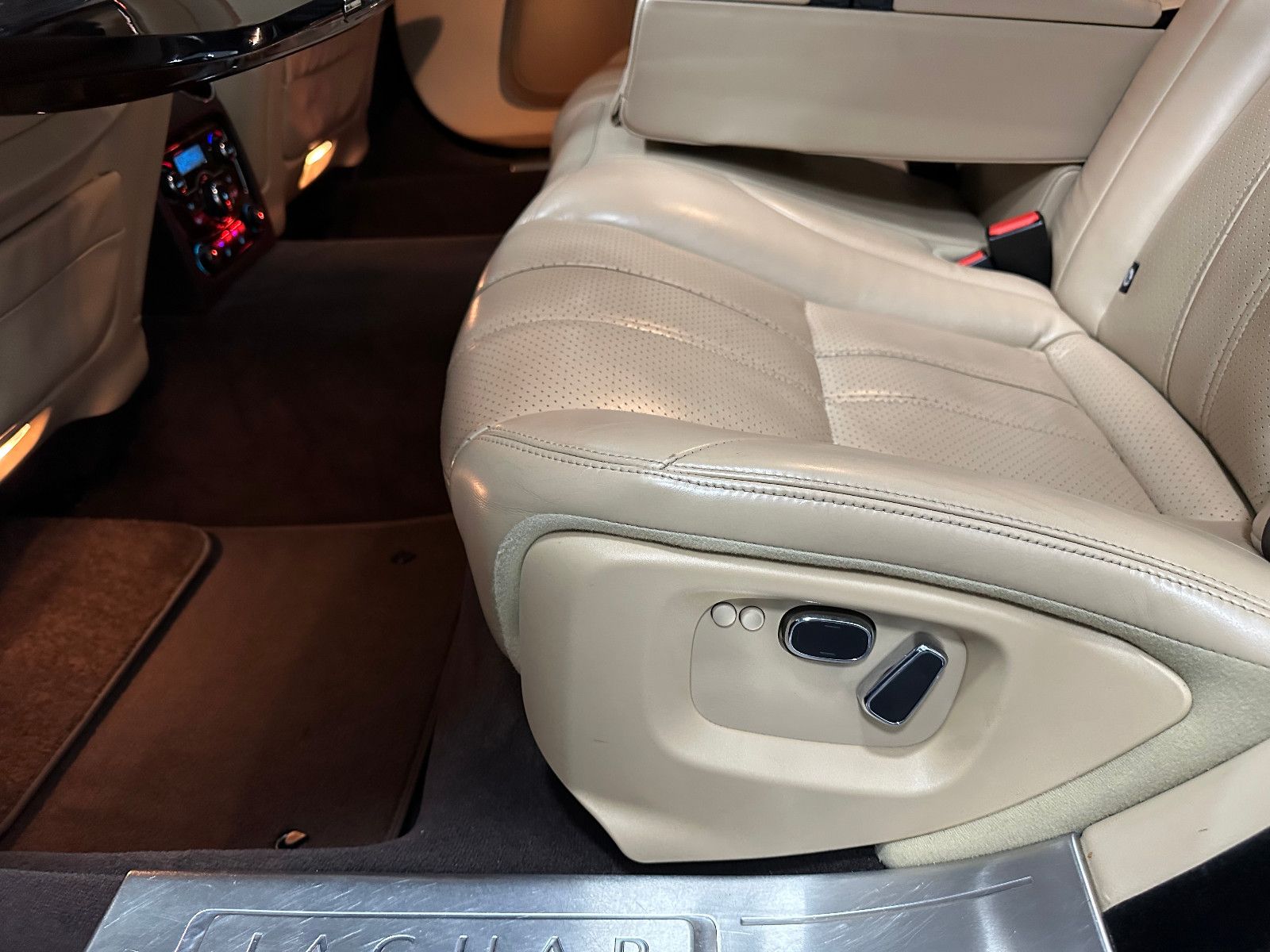 Fahrzeugabbildung Jaguar XJ Premium Luxury AWD Lang TV PANO
