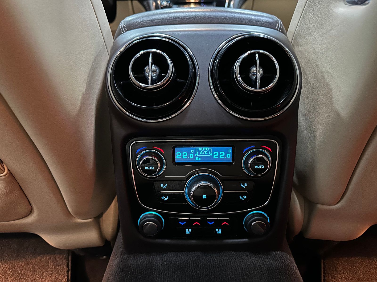 Fahrzeugabbildung Jaguar XJ Premium Luxury AWD Lang TV PANO